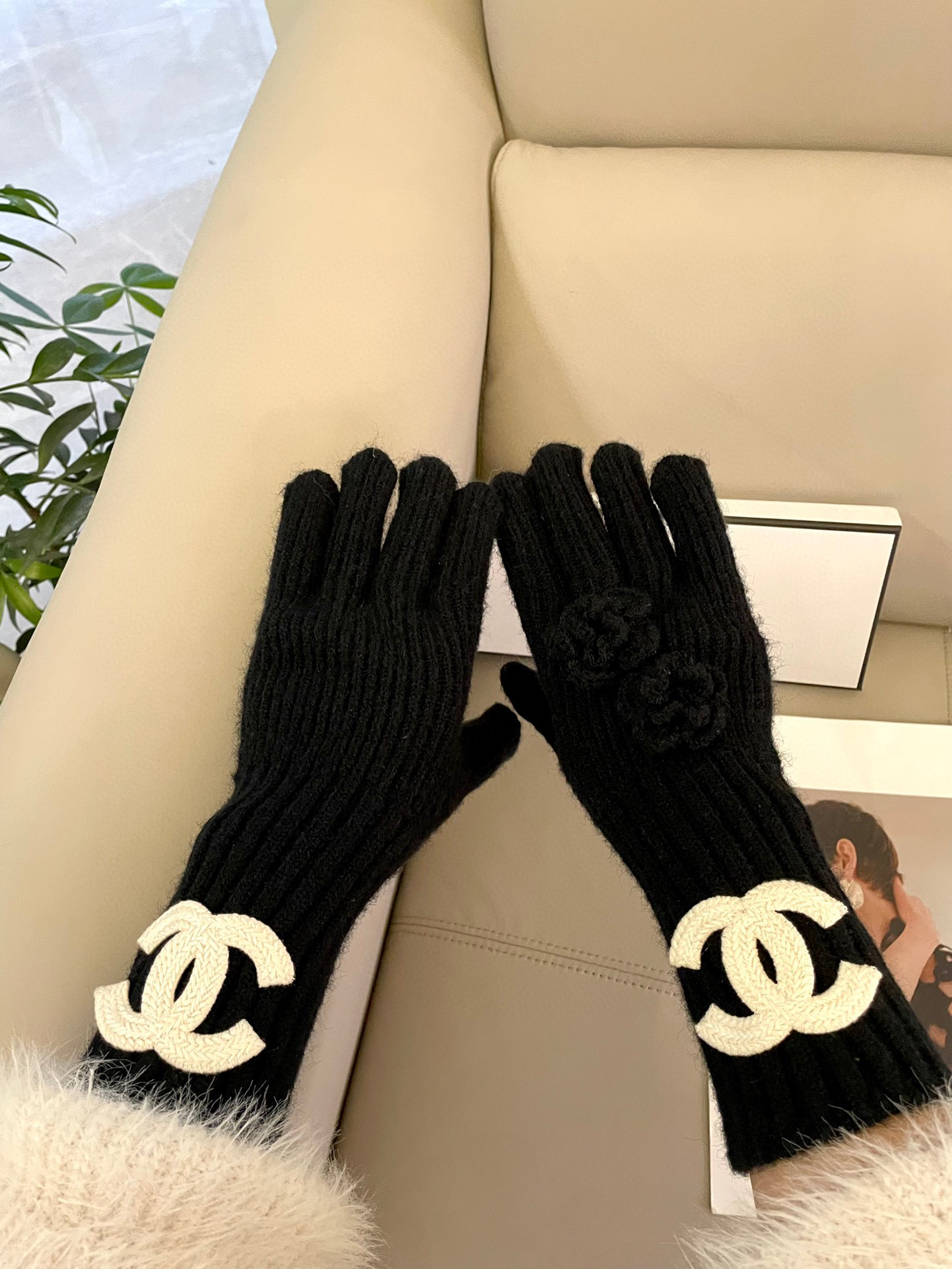 香奈儿新款羊毛手套 手感更软细糯腻 亲肤，保性暖更好天然染料，低温染色 呈最现纯粹，浓郁饱的满颜色，色牢