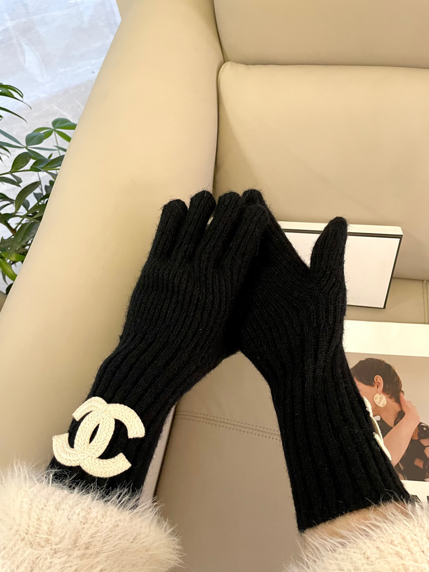 香奈儿新款羊毛手套 手感更软细糯腻 亲肤，保性暖更好天然染料，低温染色 呈最现纯粹，浓郁饱的满颜色，色牢