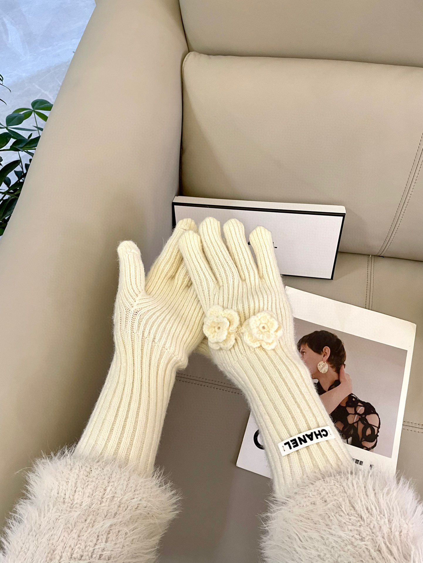 香奈儿新款羊毛手套 手感更软细糯腻 亲肤，保性暖更好天然染料，低温染色 呈最现纯粹，浓郁饱的满颜色，色牢