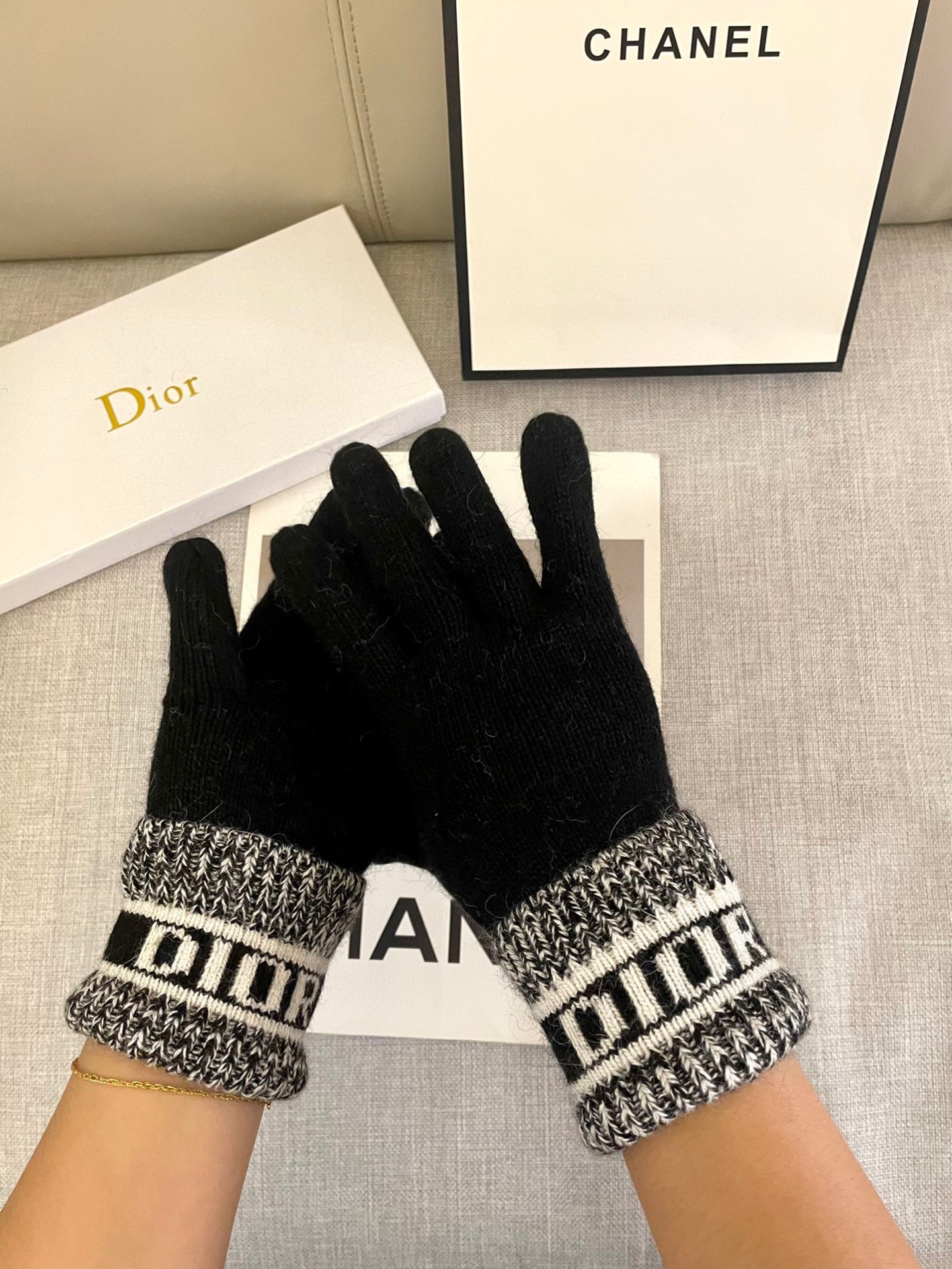 Dior羊毛针织手套🧤糖果纯色系列今年秋冬大火。 每色都超好看 搭配羊绒大衣绝美 立体版型剪裁 线条流畅