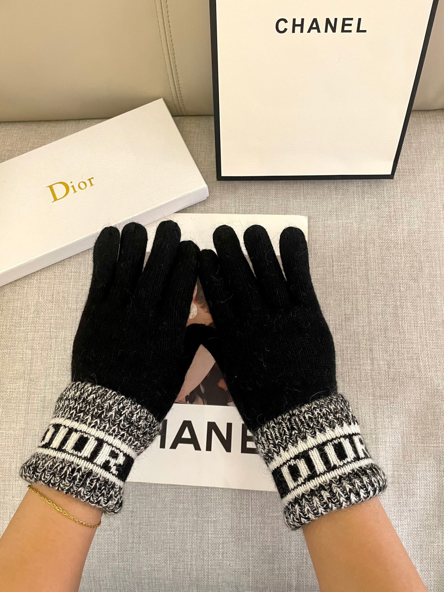 Dior羊毛针织手套🧤糖果纯色系列今年秋冬大火。 每色都超好看 搭配羊绒大衣绝美 立体版型剪裁 线条流畅