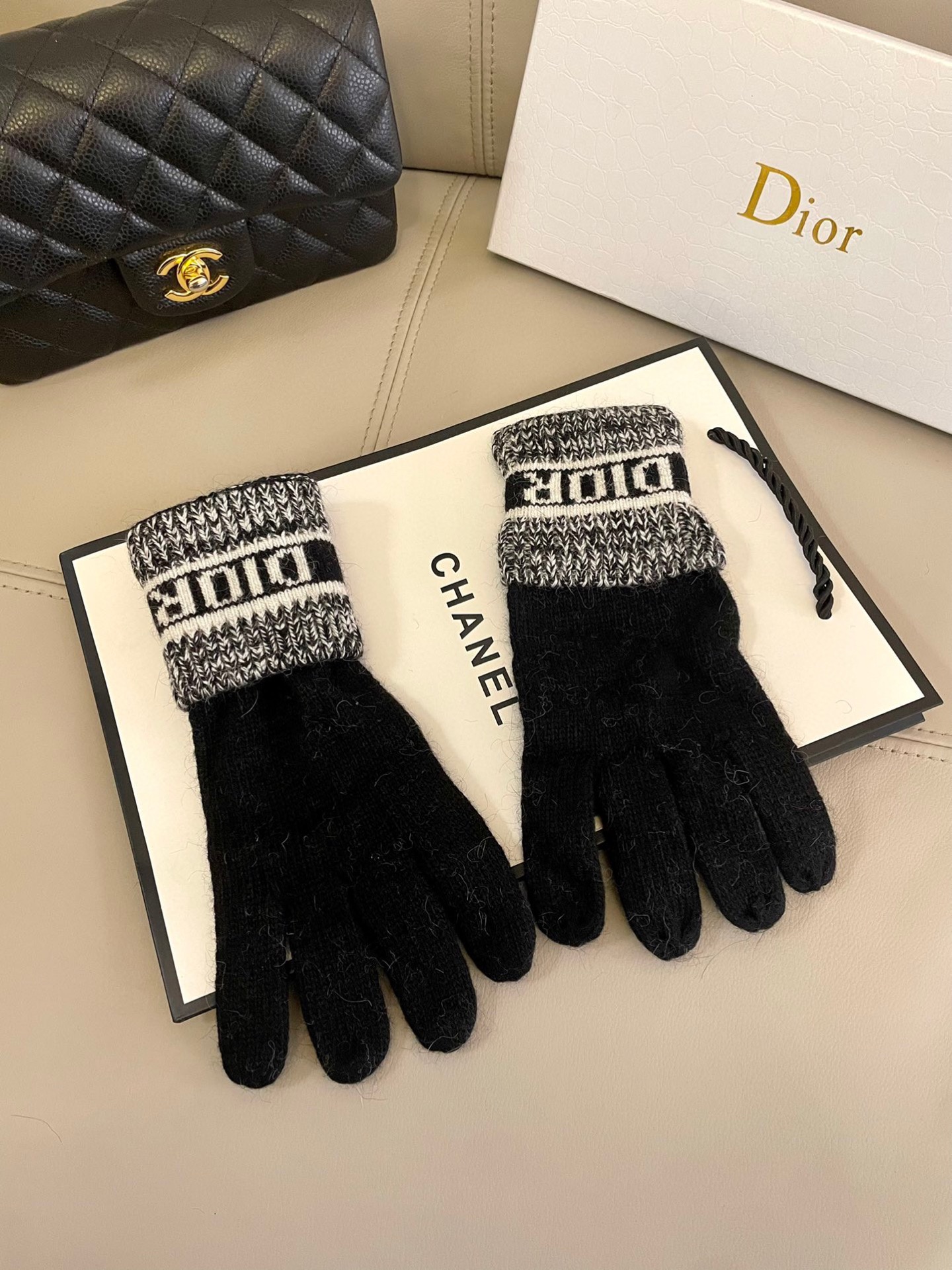 Dior羊毛针织手套🧤糖果纯色系列今年秋冬大火。 每色都超好看 搭配羊绒大衣绝美 立体版型剪裁 线条流畅