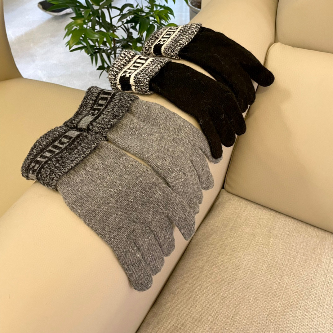 Dior羊毛针织手套🧤糖果纯色系列今年秋冬大火。 每色都超好看 搭配羊绒大衣绝美 立体版型剪裁 线条流畅