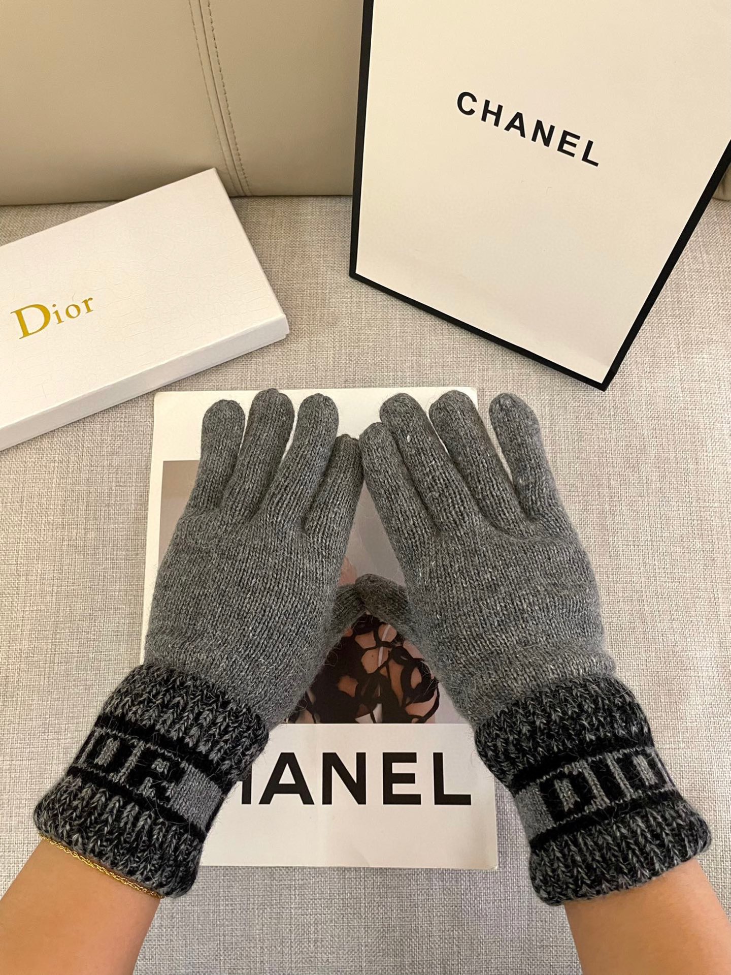 Dior羊毛针织手套🧤糖果纯色系列今年秋冬大火。 每色都超好看 搭配羊绒大衣绝美 立体版型剪裁 线条流畅