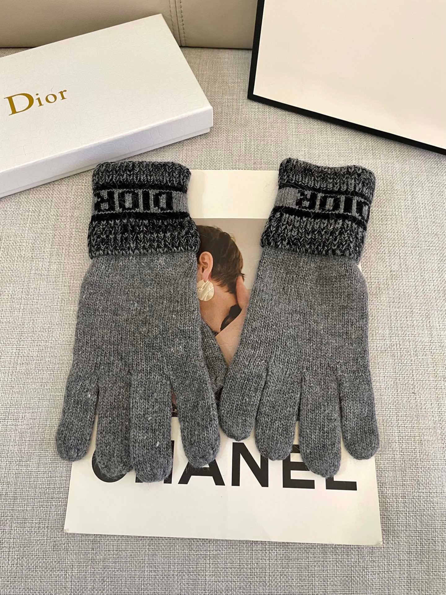 Dior羊毛针织手套🧤糖果纯色系列今年秋冬大火。 每色都超好看 搭配羊绒大衣绝美 立体版型剪裁 线条流畅