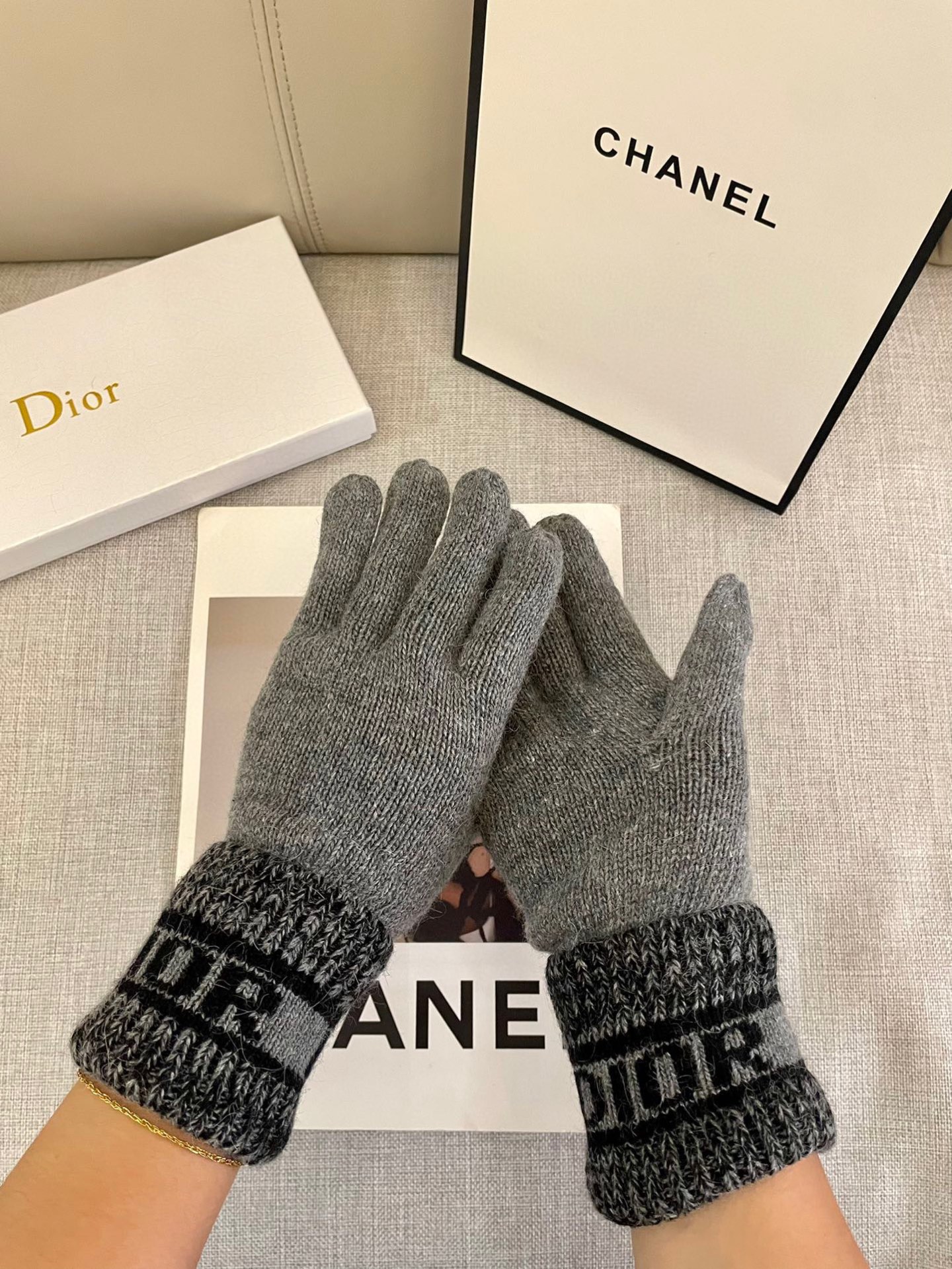 Dior羊毛针织手套🧤糖果纯色系列今年秋冬大火。 每色都超好看 搭配羊绒大衣绝美 立体版型剪裁 线条流畅
