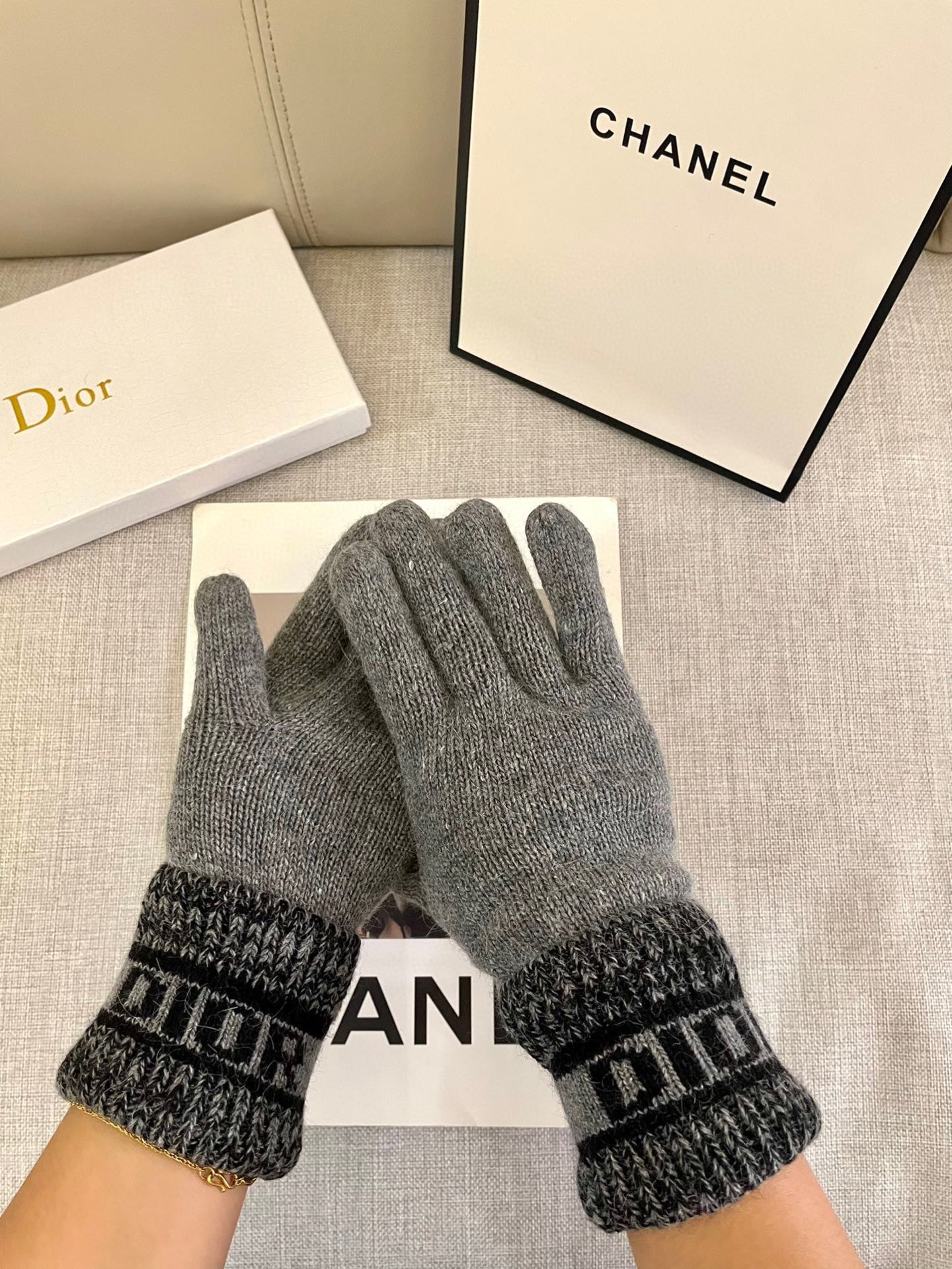 Dior羊毛针织手套🧤糖果纯色系列今年秋冬大火。 每色都超好看 搭配羊绒大衣绝美 立体版型剪裁 线条流畅