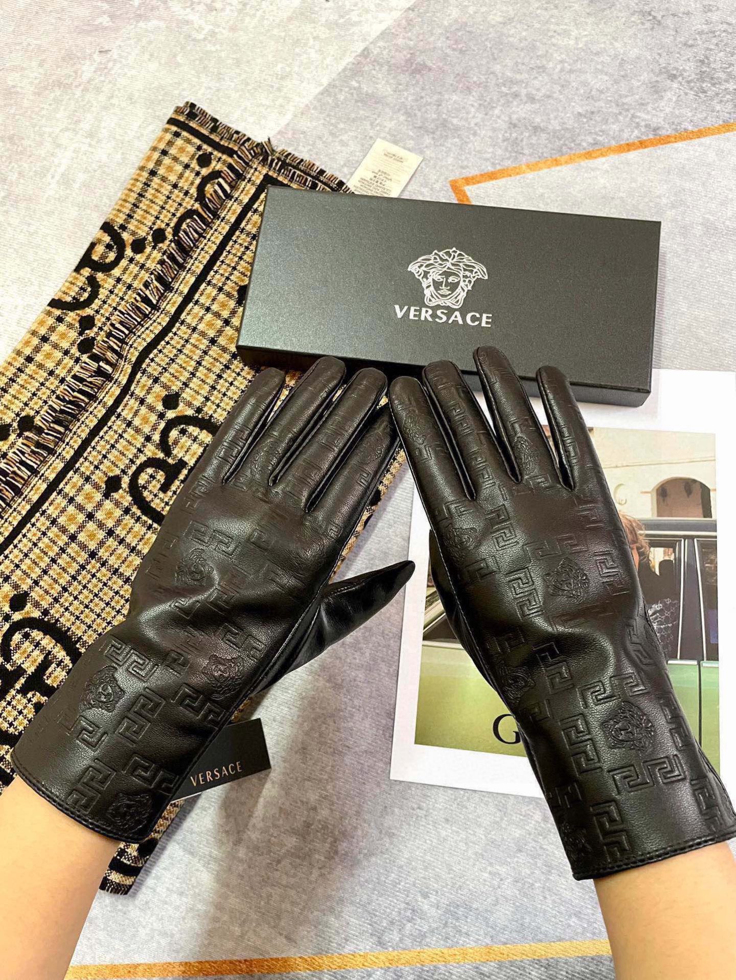 Chanel香奈儿最新链条⛓全手工编织双C ️🎀触屏手套，采用进口埃塞羊皮🐏，丝里 [嘿哈][嘿哈]性价