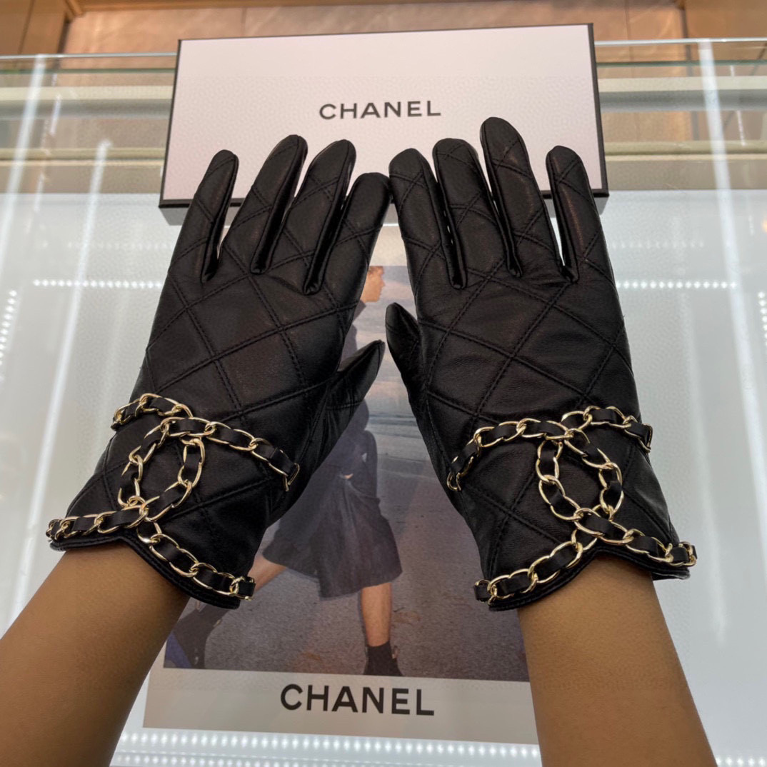 Chanel香奈儿最新链条⛓全手工编织双C ️🎀触屏手套，采用进口埃塞羊皮🐏，丝里 [嘿哈][嘿哈]性价