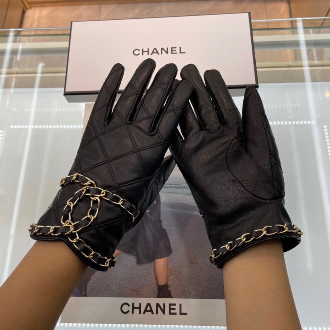 Chanel香奈儿最新链条⛓全手工编织双C ️🎀触屏手套，采用进口埃塞羊皮🐏，丝里 [嘿哈][嘿哈]性价