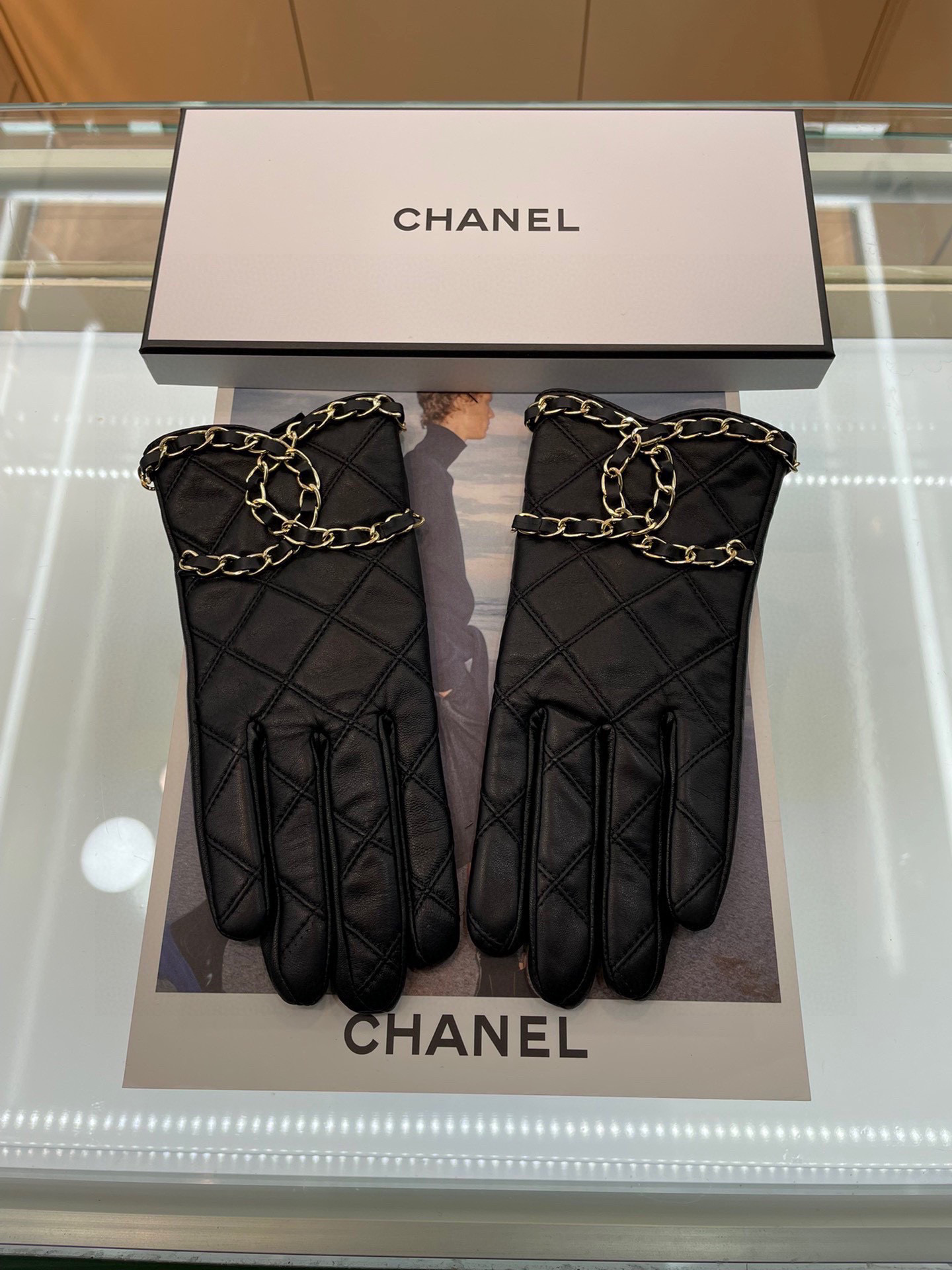 Chanel香奈儿最新链条⛓全手工编织双C ️🎀触屏手套，采用进口埃塞羊皮🐏，丝里 [嘿哈][嘿哈]性价