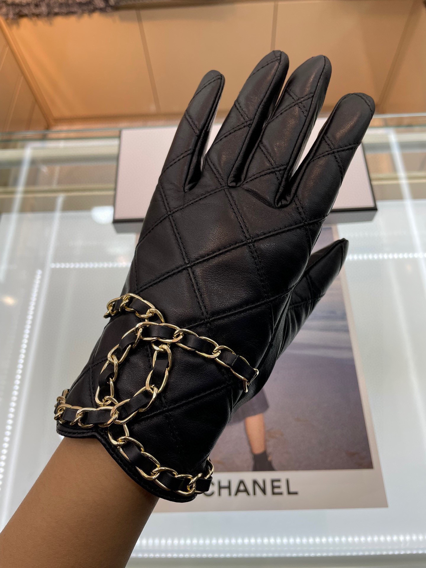 Chanel香奈儿最新链条⛓全手工编织双C ️🎀触屏手套，采用进口埃塞羊皮🐏，丝里 [嘿哈][嘿哈]性价