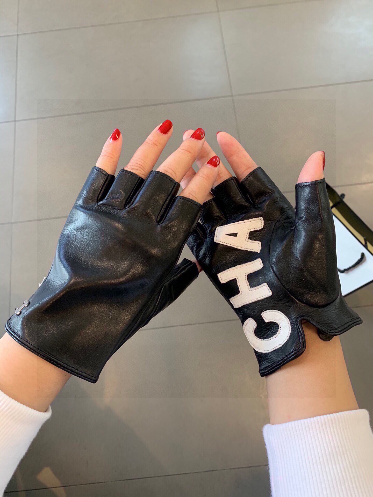Chanel 秋冬新款女手套官网同步 👋🏻进口羊皮 皮质超薄柔软舒适 内里丝里 码数：M L