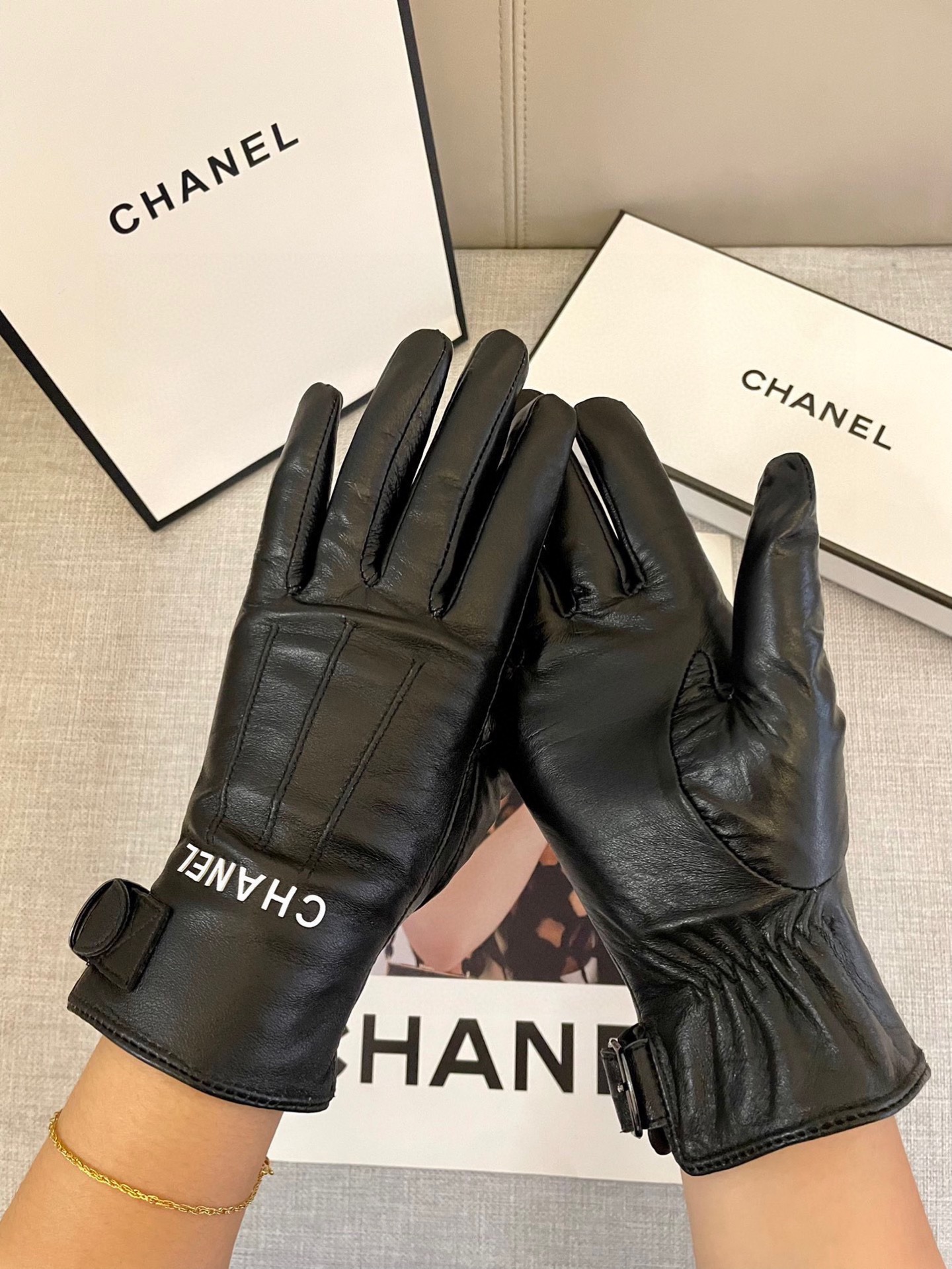 💝Chanel火爆朋友圈的女式真皮手套，采用埃塞俄比亚进口触屏羊皮，简单大方的静面款式添加小LOGO扣，