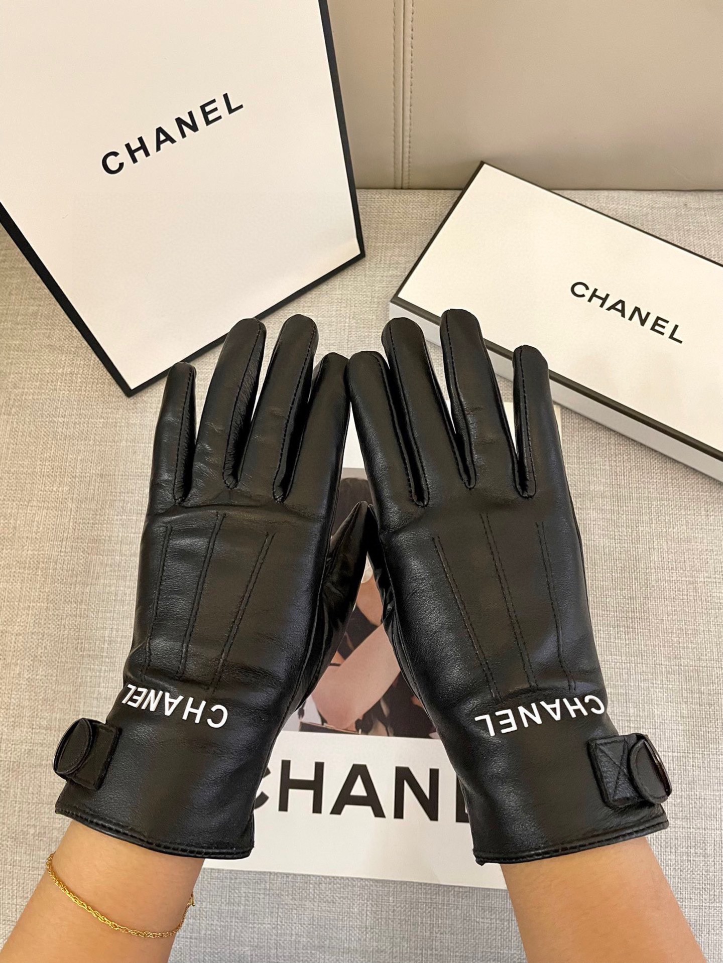 💝Chanel火爆朋友圈的女式真皮手套，采用埃塞俄比亚进口触屏羊皮，简单大方的静面款式添加小LOGO扣，