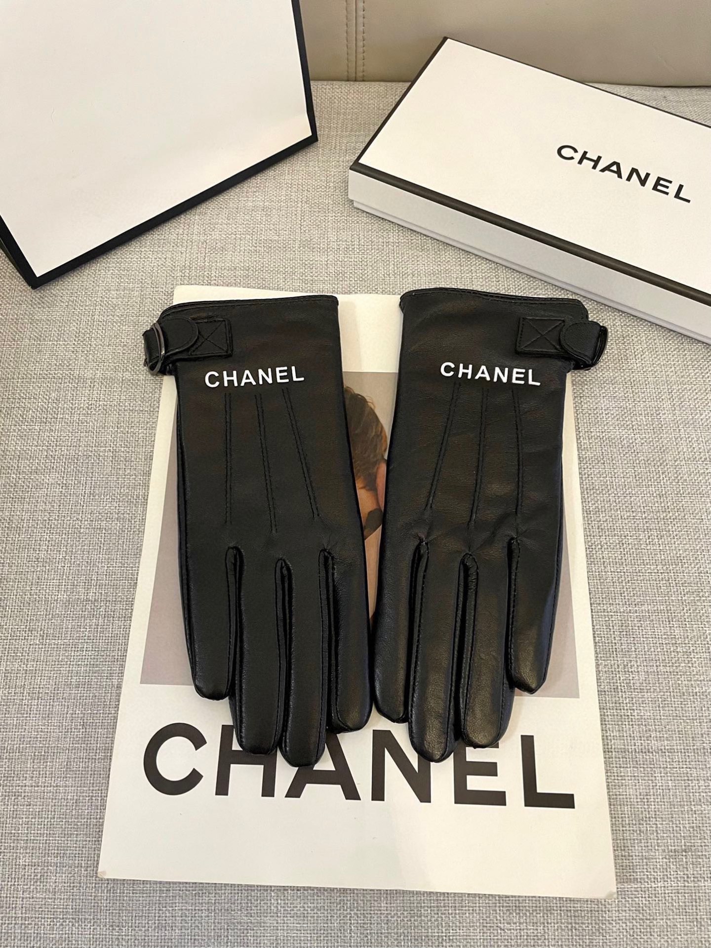💝Chanel火爆朋友圈的女式真皮手套，采用埃塞俄比亚进口触屏羊皮，简单大方的静面款式添加小LOGO扣，