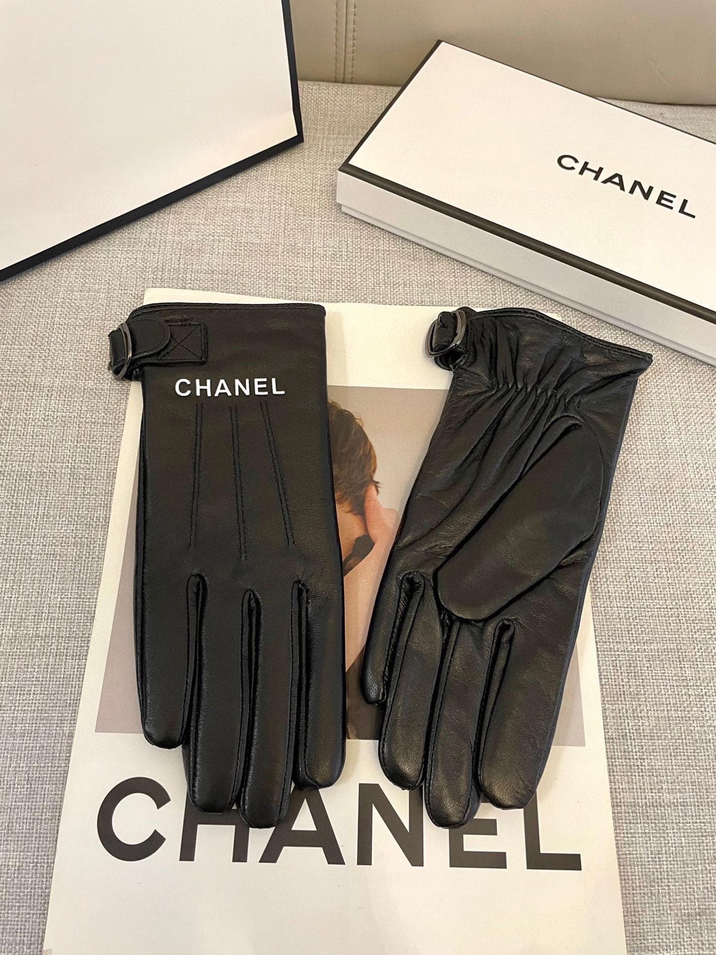 💝Chanel火爆朋友圈的女式真皮手套，采用埃塞俄比亚进口触屏羊皮，简单大方的静面款式添加小LOGO扣，