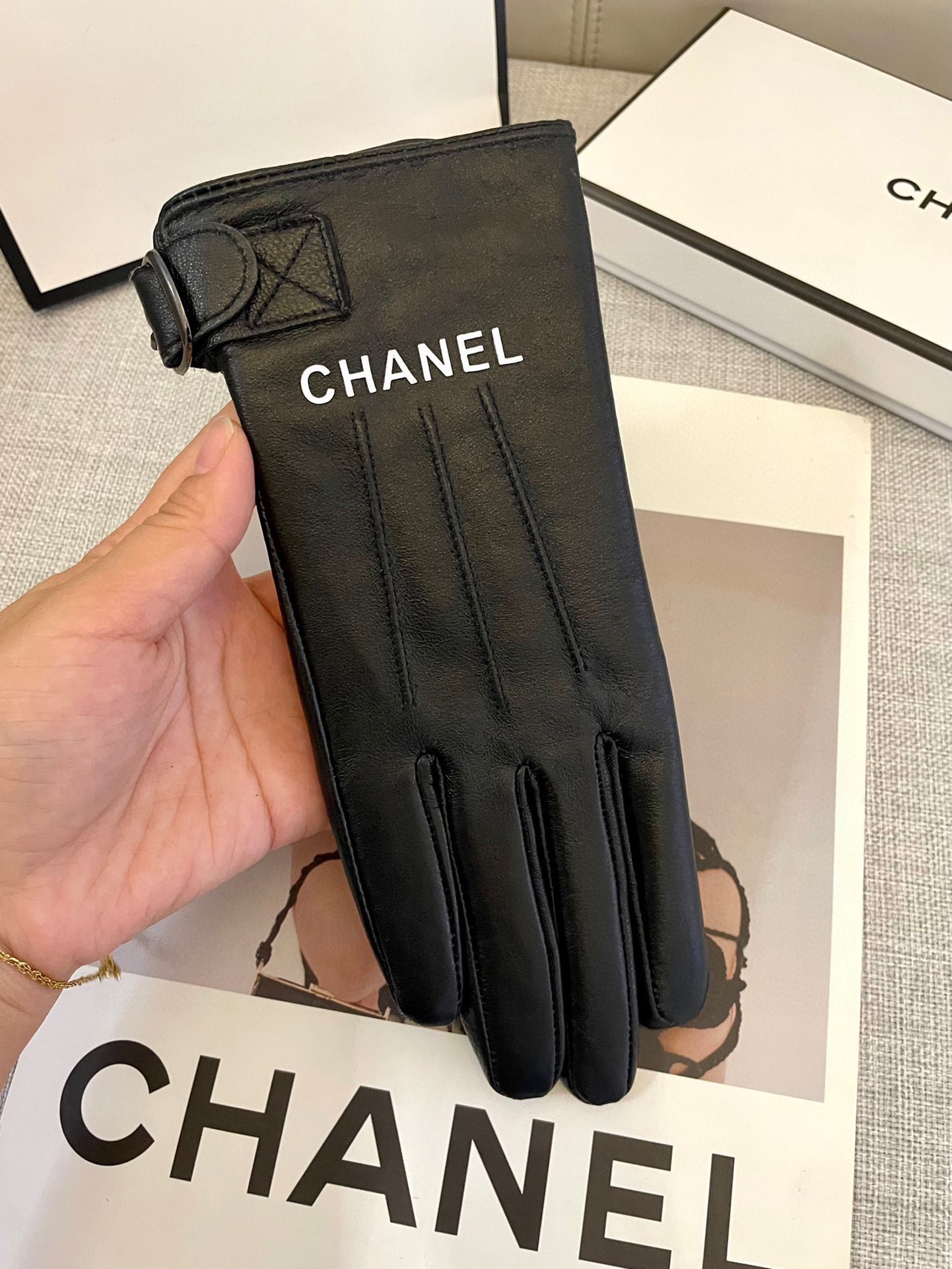 💝Chanel火爆朋友圈的女式真皮手套，采用埃塞俄比亚进口触屏羊皮，简单大方的静面款式添加小LOGO扣，