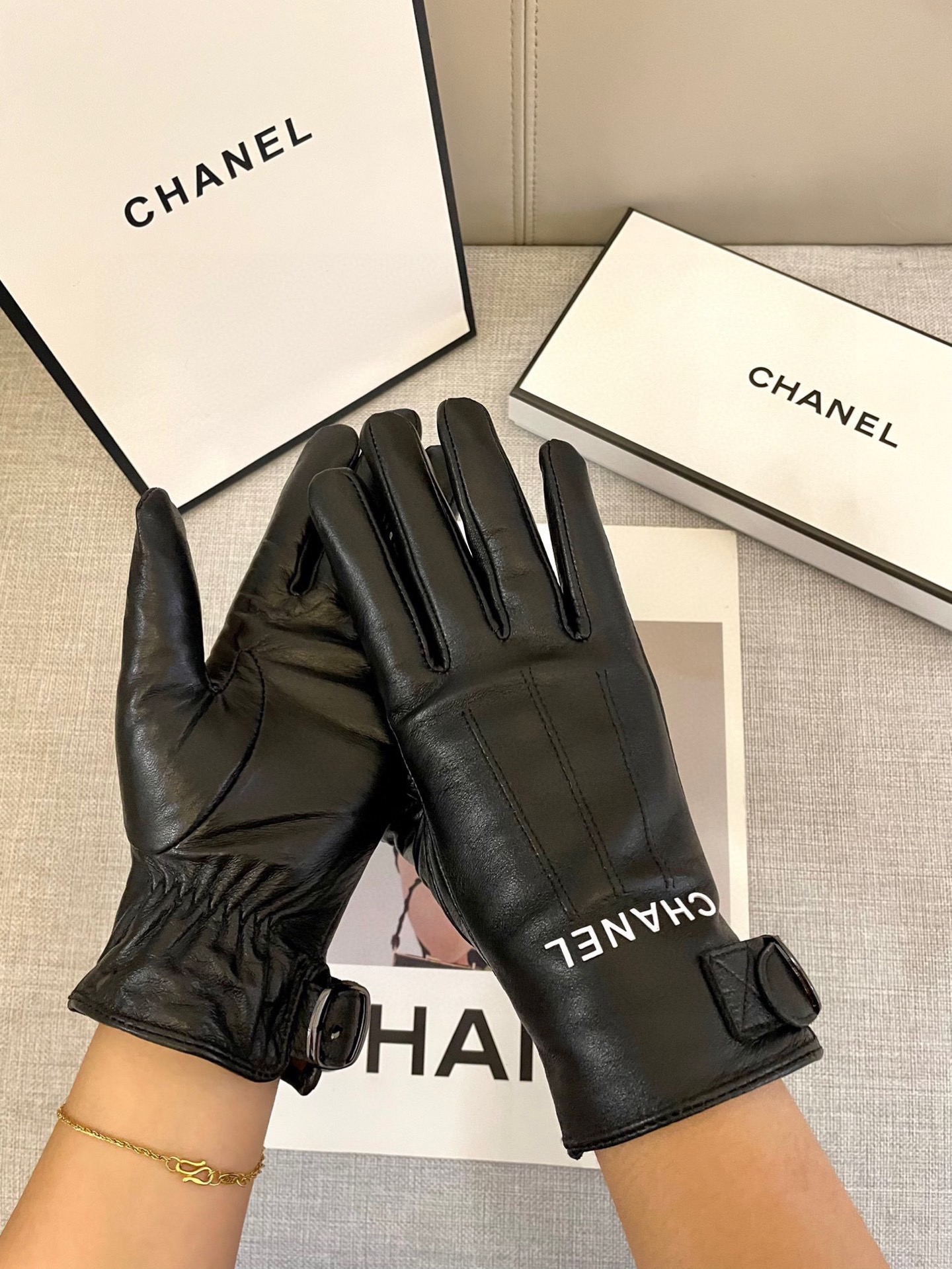 💝Chanel火爆朋友圈的女式真皮手套，采用埃塞俄比亚进口触屏羊皮，简单大方的静面款式添加小LOGO扣，