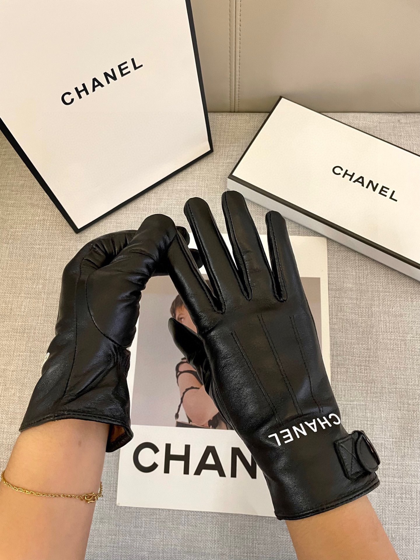 💝Chanel火爆朋友圈的女式真皮手套，采用埃塞俄比亚进口触屏羊皮，简单大方的静面款式添加小LOGO扣，