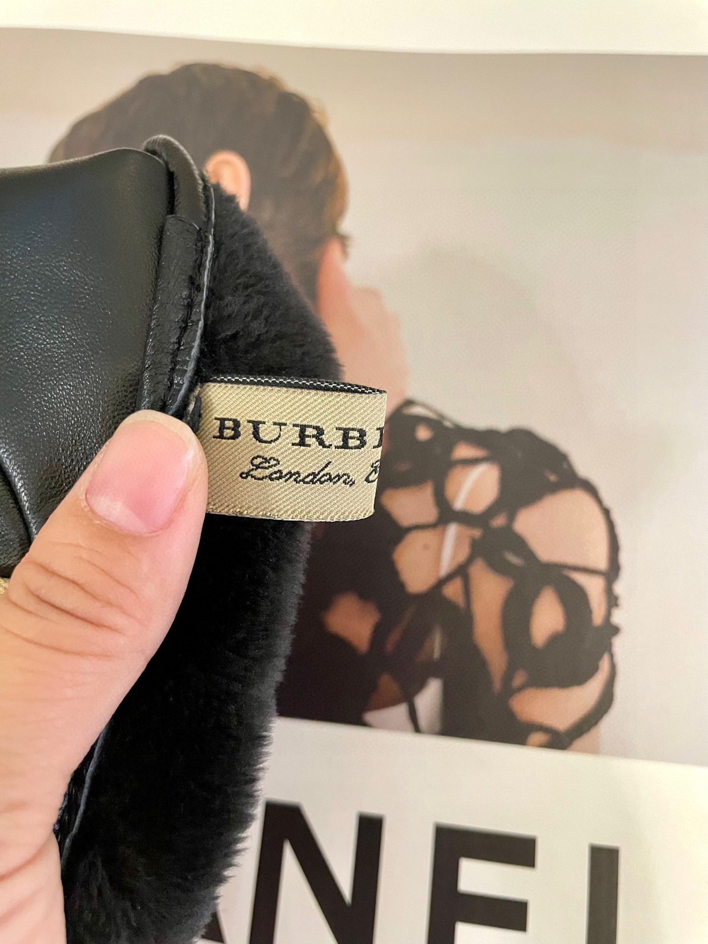 巴宝莉新款布配皮手套 。可触屏📱👏秋冬季搭配羊绒大衣超好看 💁🏼精选优质棉羊皮柔软细腻💅🦊 保暖效果特别