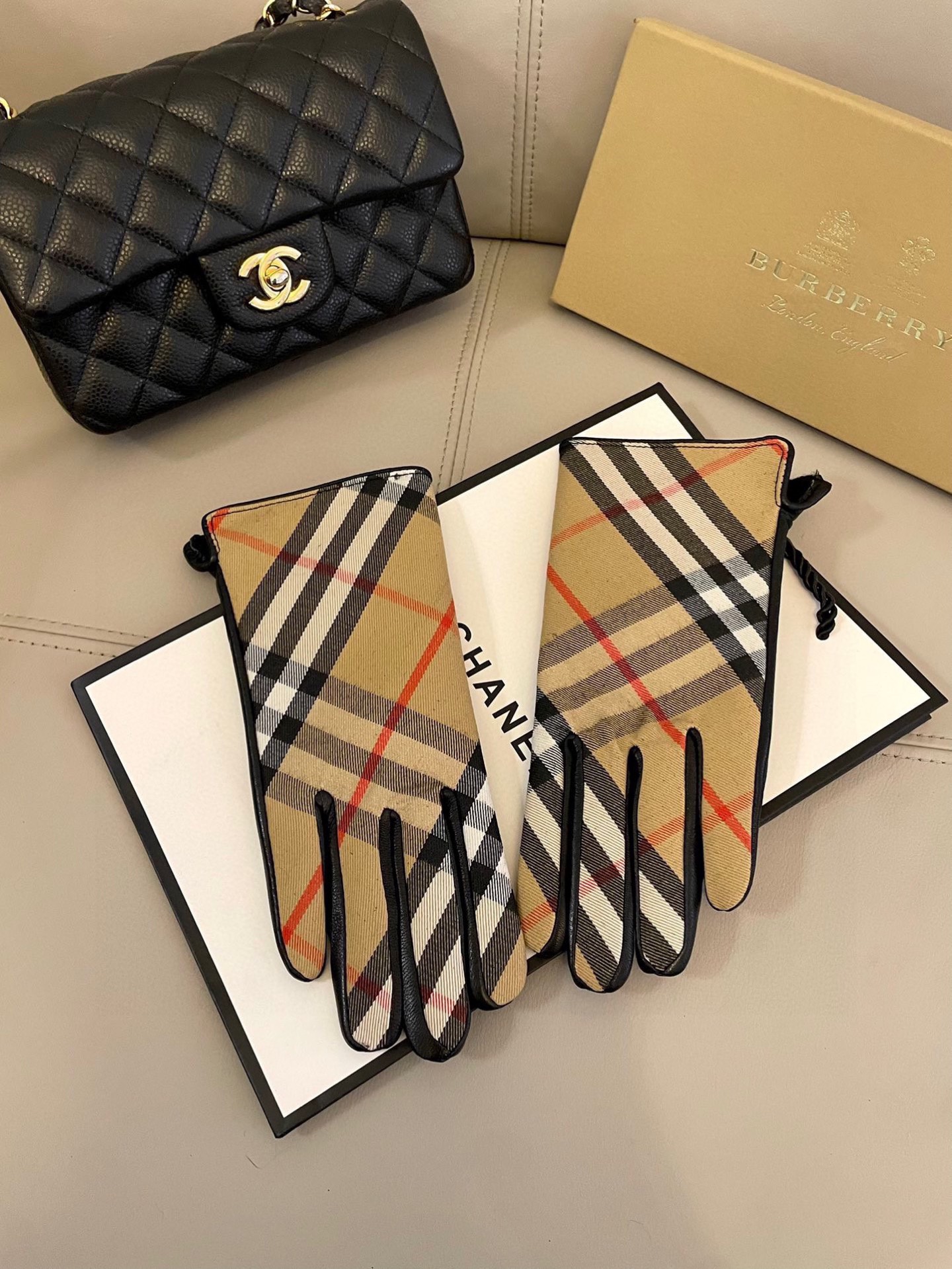 巴宝莉新款布配皮手套 。可触屏📱👏秋冬季搭配羊绒大衣超好看 💁🏼精选优质棉羊皮柔软细腻💅🦊 保暖效果特别