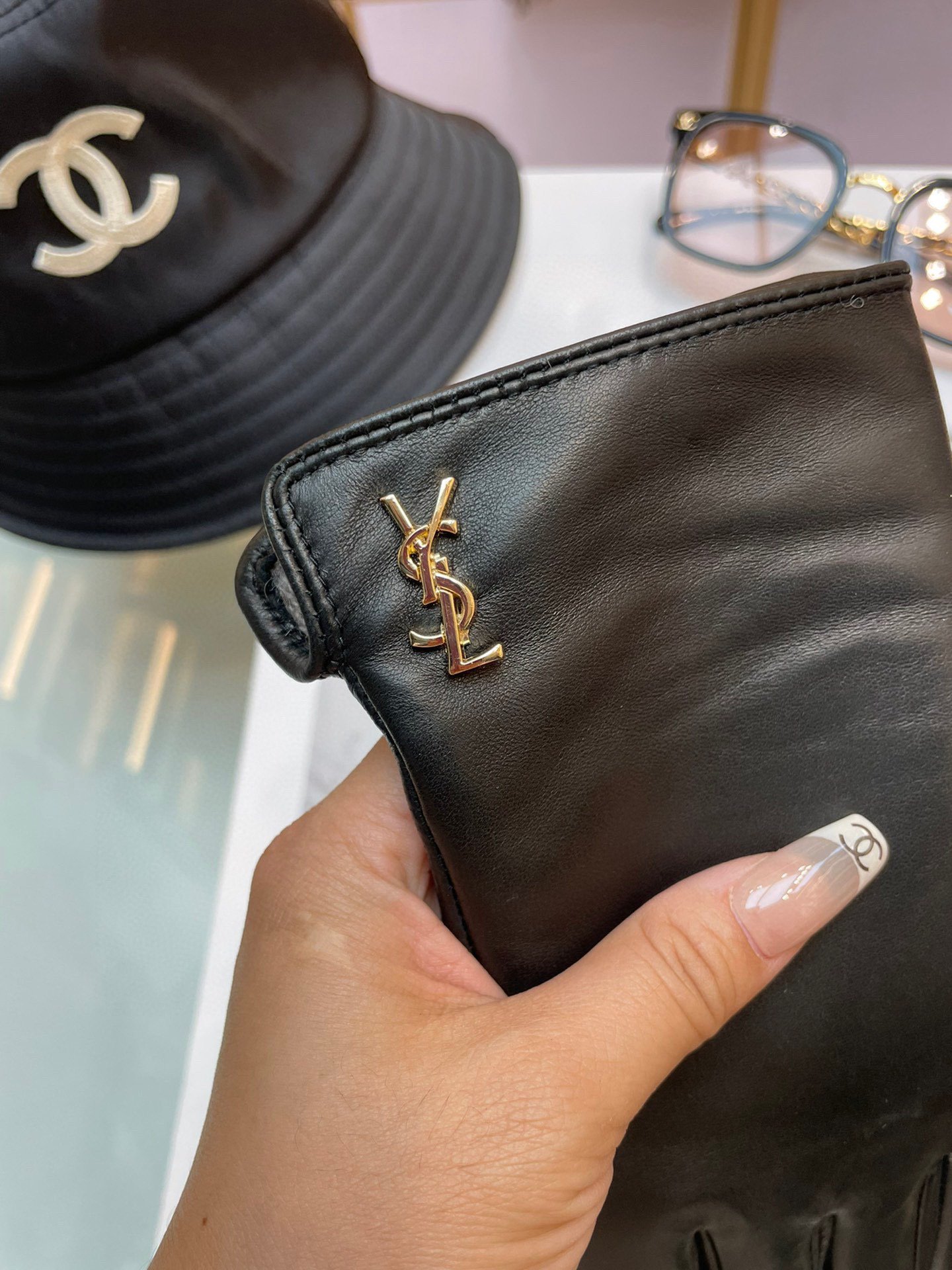 ‼️ 爆款到 YSL。【顶级原单】官网同步女士新款高档羊皮手套🎉🔒🔒百分百选用进口小羊皮 内里羊绒 保暖