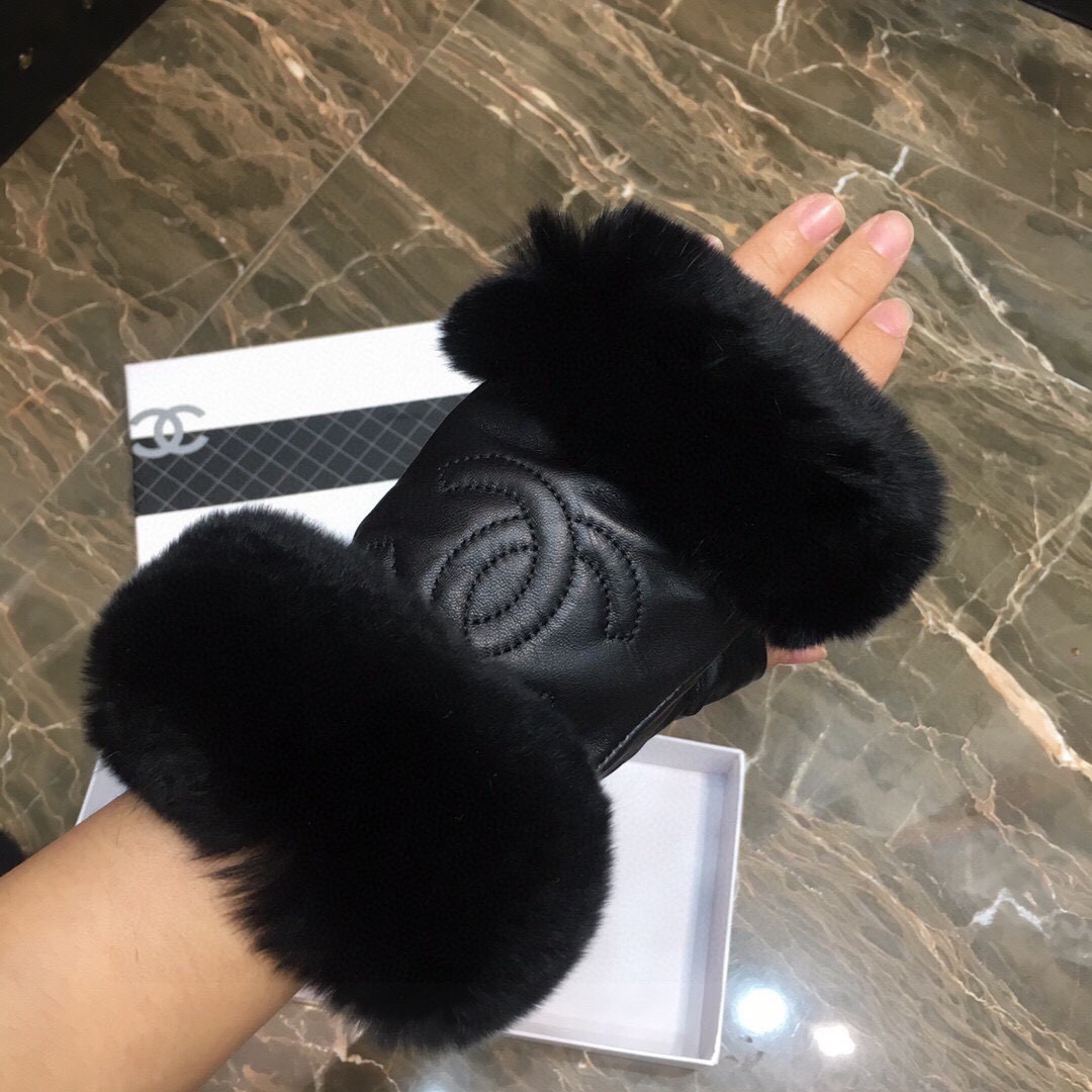 Chanel 香奈儿秋冬短款双懒兔毛手套👍值得对比。。同款不同品质，秒杀市场差产品，进口一级羊皮➕懒兔毛