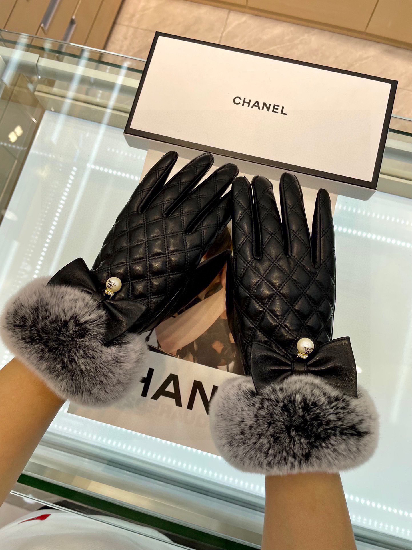 Chanel 香奈儿秋冬懒兔毛手套👍值得对比。。同款不同品质，秒杀市场差产品，进口一级羊皮➕懒兔毛内里加
