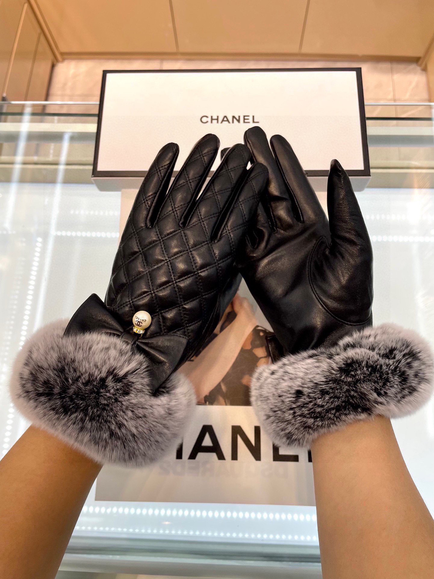 Chanel 香奈儿秋冬懒兔毛手套👍值得对比。。同款不同品质，秒杀市场差产品，进口一级羊皮➕懒兔毛内里加