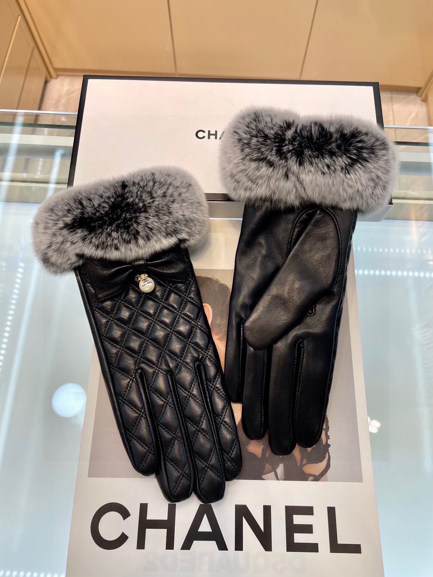 Chanel 香奈儿秋冬懒兔毛手套👍值得对比。。同款不同品质，秒杀市场差产品，进口一级羊皮➕懒兔毛内里加