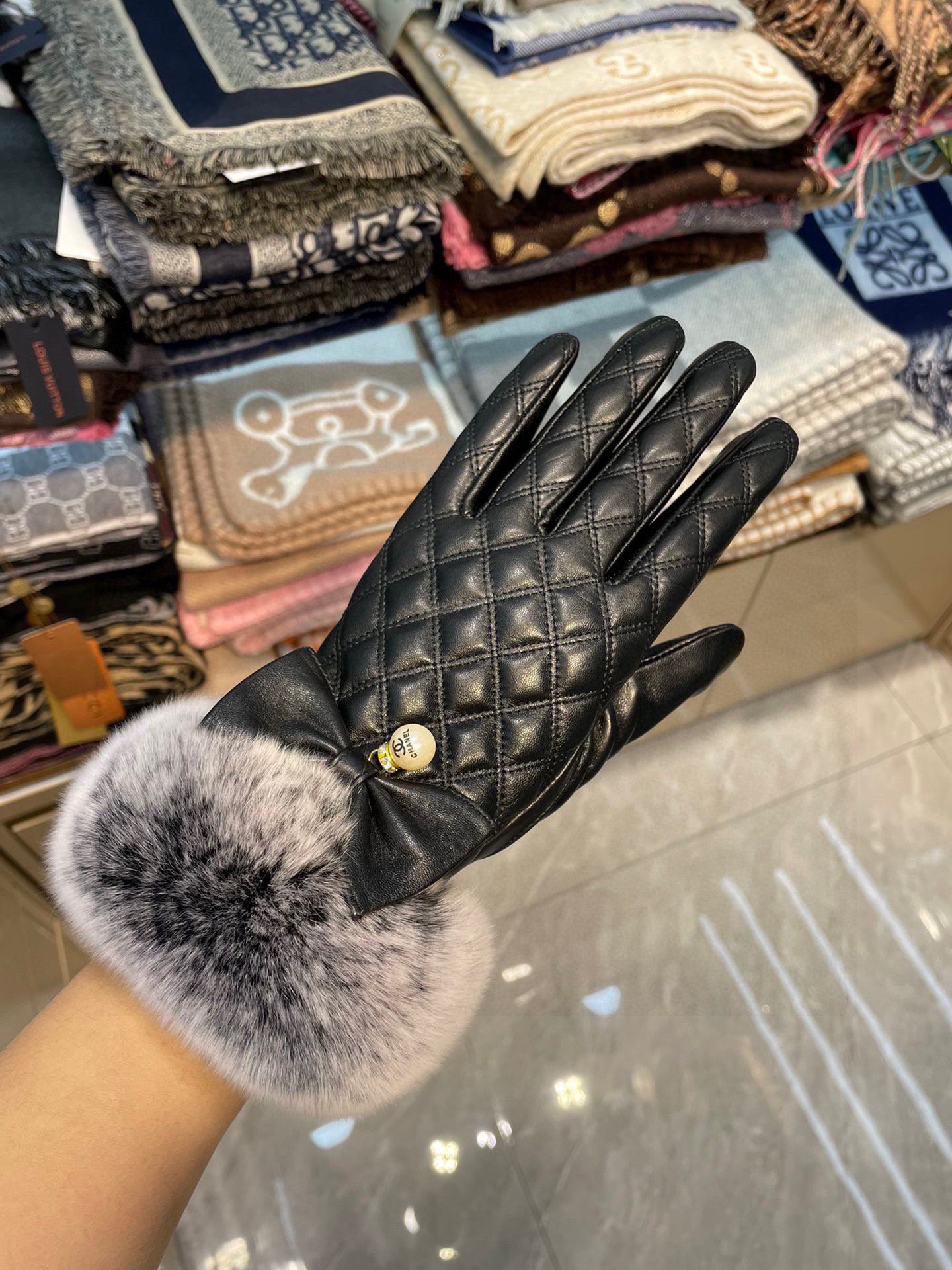 Chanel 香奈儿秋冬懒兔毛手套👍值得对比。。同款不同品质，秒杀市场差产品，进口一级羊皮➕懒兔毛内里加