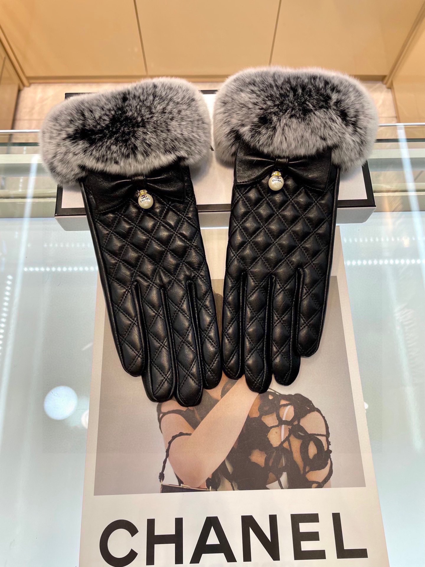 Chanel 香奈儿秋冬懒兔毛手套👍值得对比。。同款不同品质，秒杀市场差产品，进口一级羊皮➕懒兔毛内里加