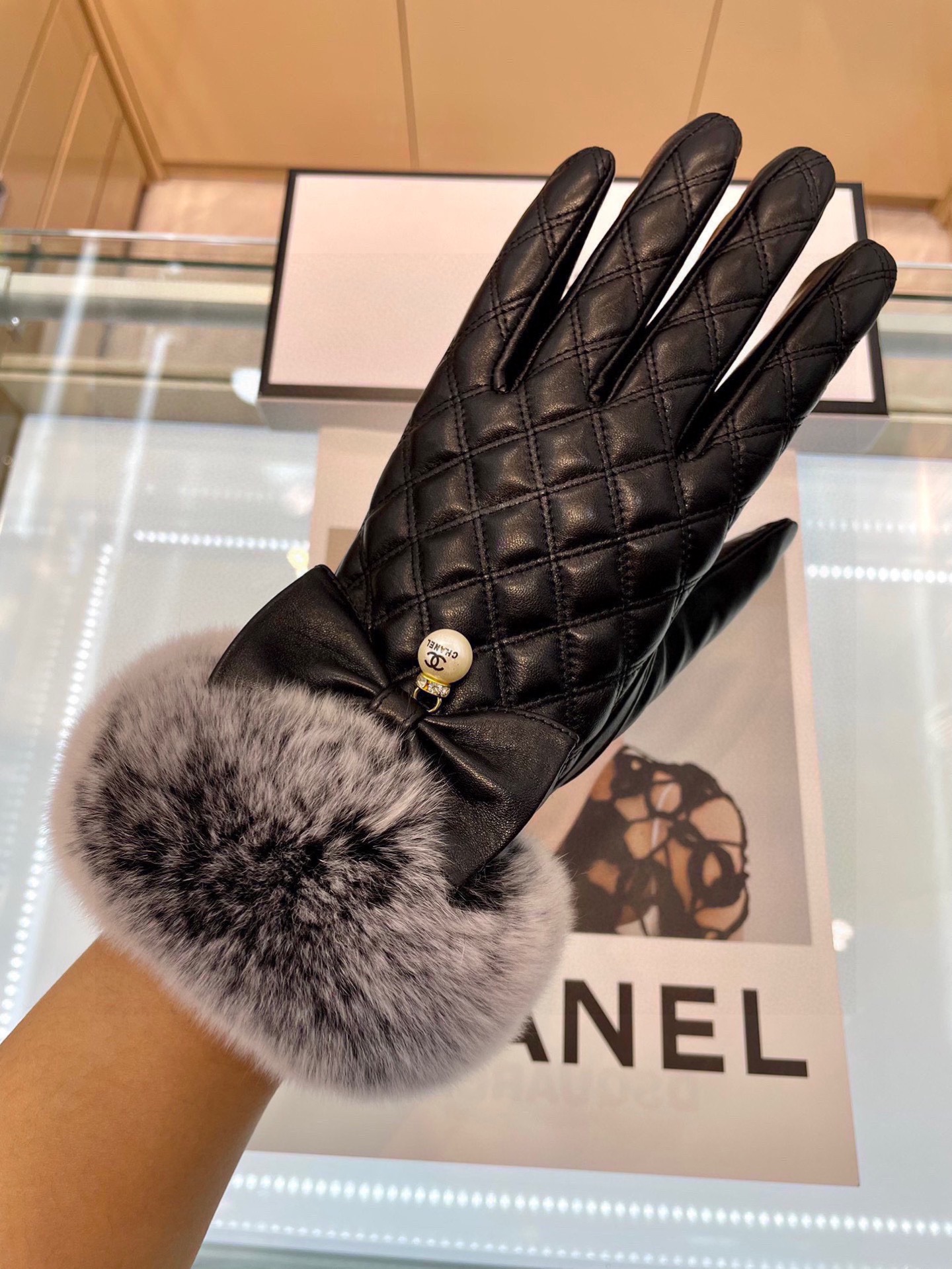 Chanel 香奈儿秋冬懒兔毛手套👍值得对比。。同款不同品质，秒杀市场差产品，进口一级羊皮➕懒兔毛内里加