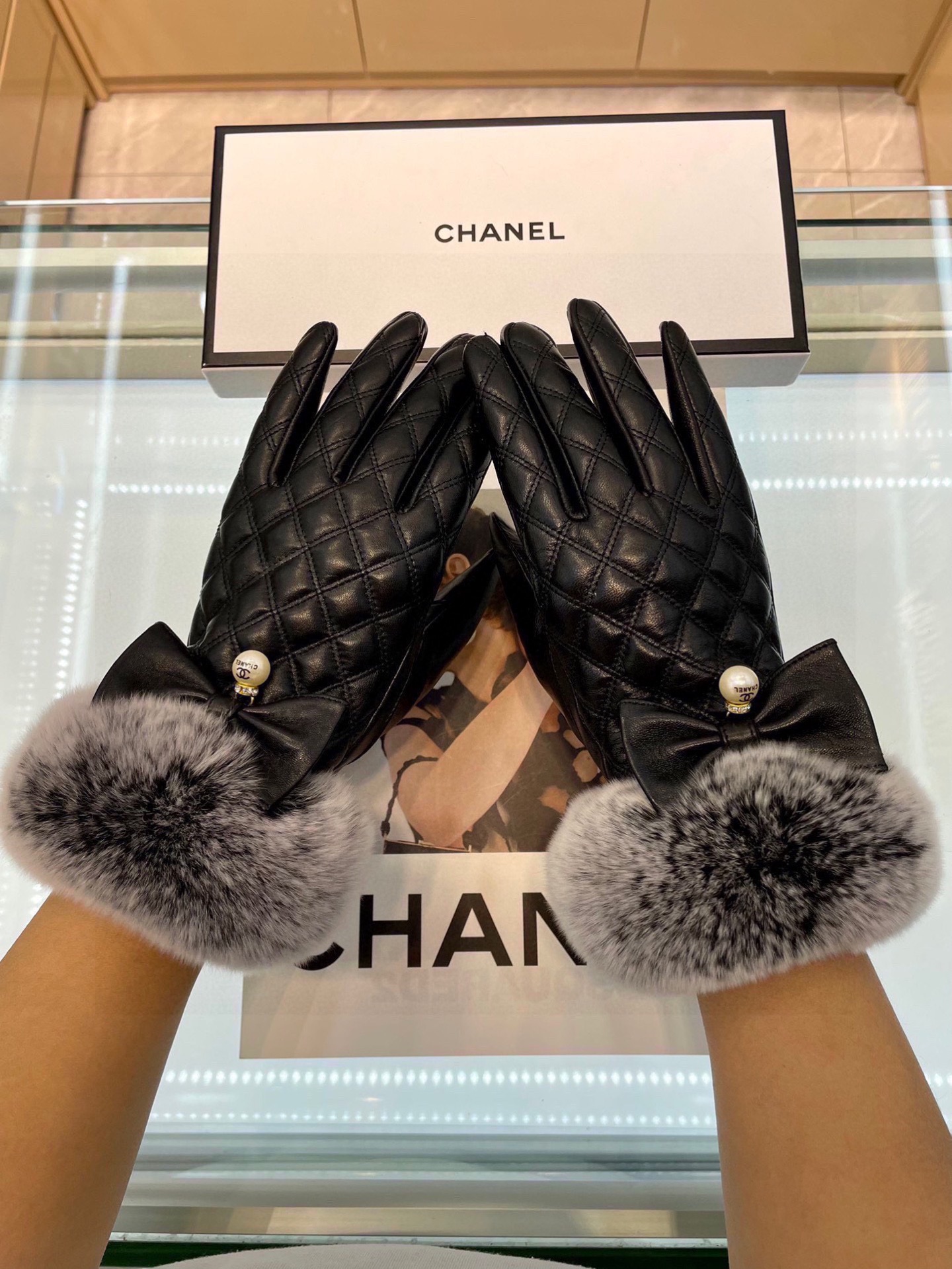 Chanel 香奈儿秋冬懒兔毛手套👍值得对比。。同款不同品质，秒杀市场差产品，进口一级羊皮➕懒兔毛内里加