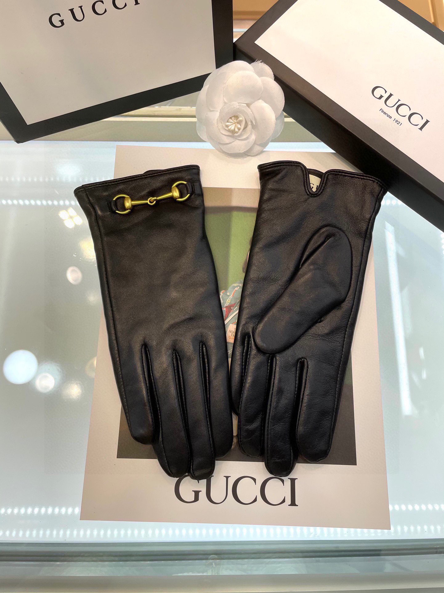 。。爆款到货 💝Gucci火爆朋友圈的女式真皮手套，马衔扣➕一级羊皮 简单大方的静面款式添加小LOGO扣