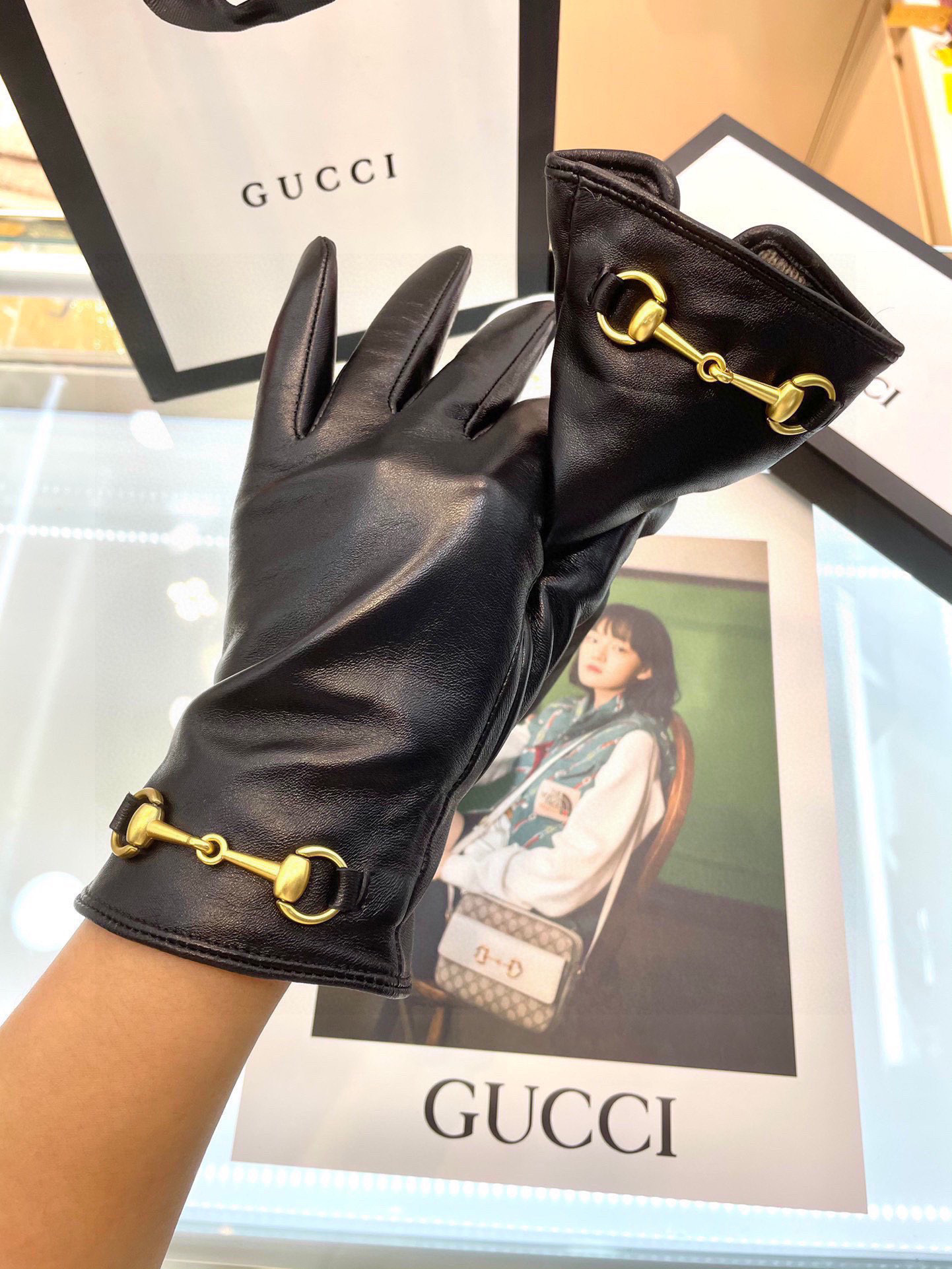 。。爆款到货 💝Gucci火爆朋友圈的女式真皮手套，马衔扣➕一级羊皮 简单大方的静面款式添加小LOGO扣
