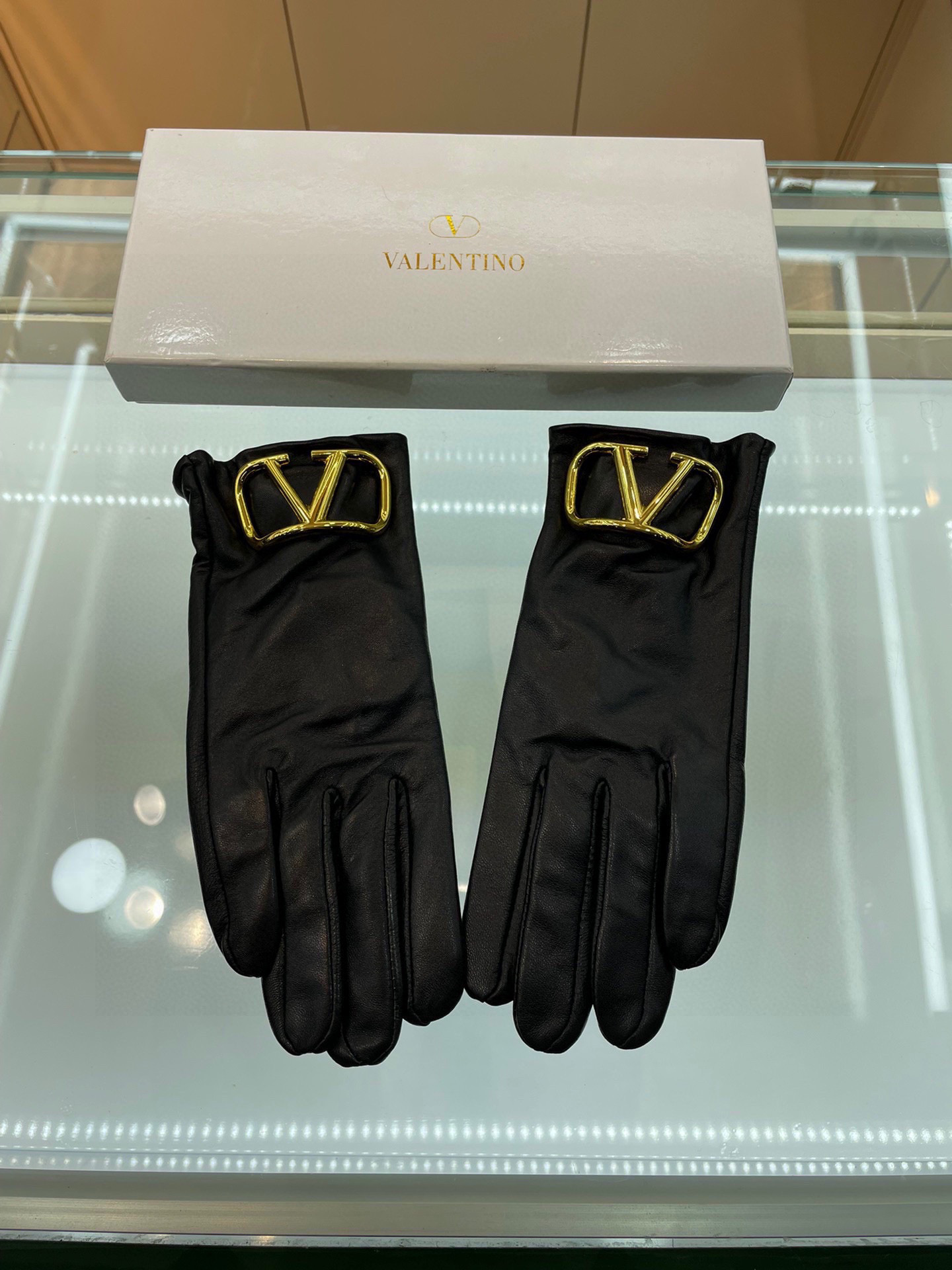 NO:554737,Valentino official website latest model, official website synchronizes women's new high-end sheepskin gloves, original custom hardware, openable and closable hardware locks, sheepskin material and imported hardware, silk lining, bright and full leather, soft and delicate, first-class feel, one-size-fits-all gloves, gloves, valentino, sheepskin, gloves19860909华伦天奴官网最新款 官网同步女士新款高档羊皮手套原版定制五金可开合五金锁扣羊皮材质加进口五金 内里丝里 皮质光泽鲜亮饱满 柔软细腻 手感一流 码数均码手套,手套,valentino,sheepskin,gloves,accessory