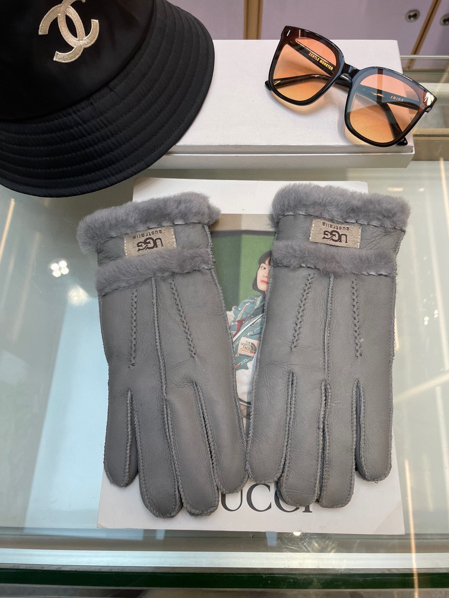 NO:554746,UGG women's winter warm sheepskin gloves, warm in one second, gorgeous and luxurious, a must-have for gifts~~~~~The hands-on picture is stunning. Must-have gloves for little fairies, gloves, sheepskin, gloves19860909UGG女士手套冬季保暖羊皮毛一体 一秒即暖 华丽奢侈,送礼必备~~~~~上手图美极啦 小仙女必备手套,手套,sheepskin,gloves,accessory