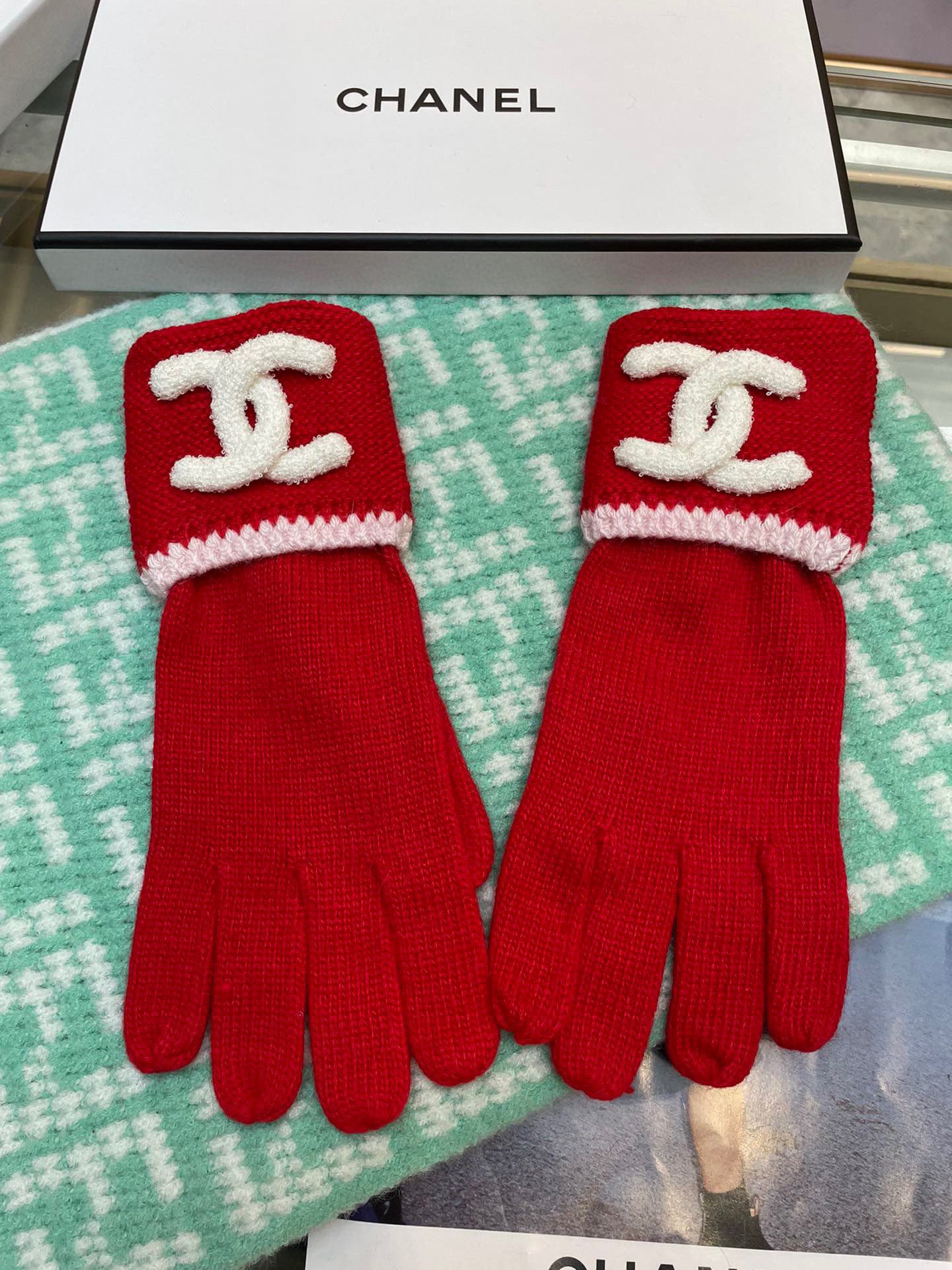 NO:554559,Chanel autumn and winter wool knitted gloves candy solid color series is hot this autumn and winter. Every color is super good-looking. It looks great with a cashmere coat. Three-dimensional tailoring. Smooth lines. Comfortable to wear. Fingerless design is more convenient. Fits the hand. Gloves, gloves, chanel, gloves19860909Chanel秋冬羊毛针织手套糖果纯色系列今年秋冬大火 每色都超好看 搭配羊绒大衣绝美 立体版型剪裁 线条流畅 佩戴舒适 露指设计更加方便 贴合手型 手套,手套,chanel,gloves,accessory