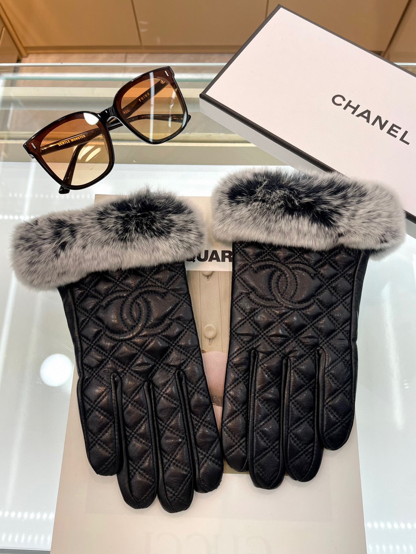 NO:554562,Chanel Chanel's latest embroidered double C logo. The leather is made of imported Ethiopian leather. The thorns are made of top white goatskin lazy rabbit hair, which feels softer and more glutinous. It is skin-friendly and has better heat retention. Natural dyes are dyed at low temperature. It presents the purest, richest full color. The color fastness has been tested and has excellent warmth retention. It has a soft touch and feels velvety and velvet, which makes people love it. The most important functions are touch screen gloves and quality lever drops.  .With 2-finger touch screen, one-size-fits-all gloves, gloves, chanel, chanel, sheepskin, gloves19860909Chanel香奈儿最新款刺绣双C大logo 皮质采用进口埃塞皮 刺采用顶白级山羊皮懒兔毛,手感更软细糯腻 亲肤,保性暖更好天然染料,低温染色 呈最现纯粹,浓郁饱的满颜色,色牢度经检过测,保暖性极佳 柔软的触感,摸起来带绒有绒感,令人爱释不手.最主要的能功是触屏手套、质杠量杆滴 .带2指触屏 码数 均码手套,手套,chanel,chanel,sheepskin,gloves,accessory