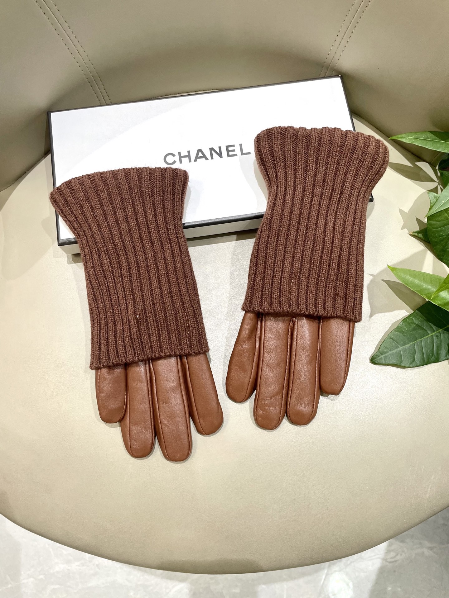 NO:554551,A pair of gloves with two ways to wear them. Exclusive debut of Chanel. Women's new high-end knitted sheepskin gloves. Goddess' first choice. Not to be missed. Super comfortable to wear. First-class sheepskin. Hot item. L color. Cocoa colored gloves, gloves, chanel, chanel, sheepskin, gloves.19860909一副手套两种戴法新款独家首发 Chanel香奈儿 女士新款高档针织羊皮手套 女神首选 不可错过 戴上超级舒服 一级绵羊皮 爆款 L 颜色 可可色手套,手套,chanel,chanel,sheepskin,gloves,accessory
