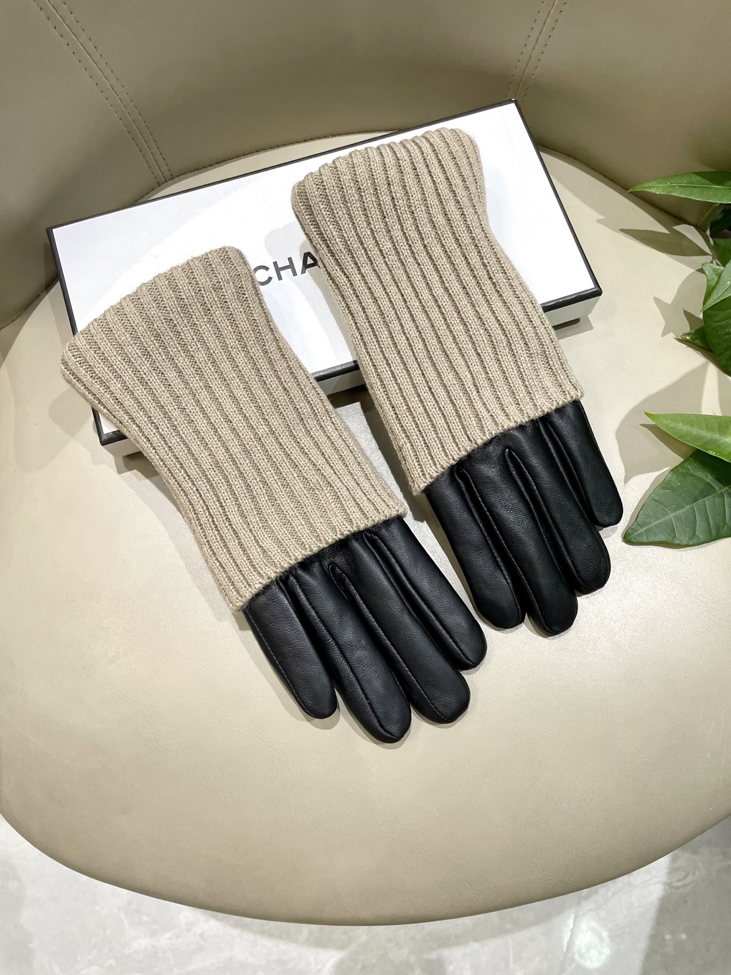 NO:554554,A pair of gloves with two ways to wear them. Exclusive launch of Chanel Chanel's new high-end knitted sheepskin gloves for women. Goddess' first choice. Not to be missed. Super comfortable to wear. First-class sheepskin. Hot model. L color. Apricot gloves, gloves, chanel, chanel, sheepskin, gloves.19860909一副手套两种戴法新款独家首发 Chanel香奈儿 女士新款高档针织羊皮手套 女神首选 不可错过 戴上超级舒服 一级绵羊皮 爆款 L 颜色 杏色手套,手套,chanel,chanel,sheepskin,gloves,accessory