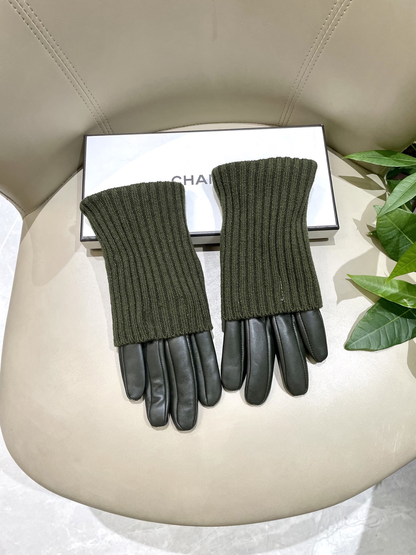 NO:554557,A pair of gloves with two ways to wear them. Exclusive launch of Chanel Chanel's new high-end knitted sheepskin gloves for women. Goddess' first choice. Not to be missed. Super comfortable to wear. First-grade sheepskin. Popular model. L color. Dark green gloves, gloves, chanel, chanel, sheepskin, gloves.19860909一副手套两种戴法新款独家首发 Chanel香奈儿 女士新款高档针织羊皮手套 女神首选 不可错过 戴上超级舒服 一级绵羊皮 爆款 L 颜色 墨绿色手套,手套,chanel,chanel,sheepskin,gloves,accessory