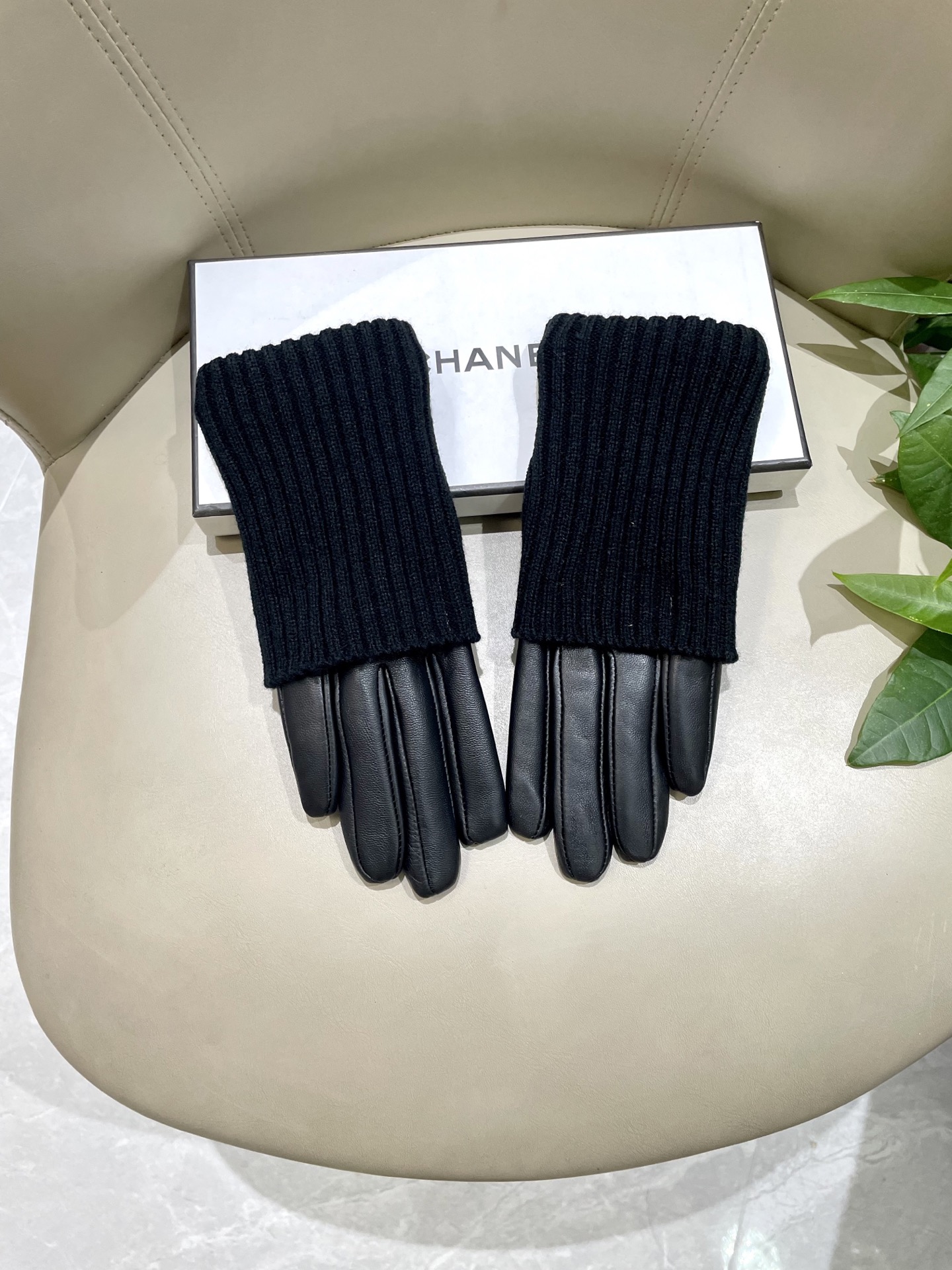 NO:554560,A pair of gloves with two ways to wear. New exclusive launch. Chanel Chanel Women's new high-end knitted sheepskin gloves. Goddess' first choice. Don't miss it. Super comfortable to wear. First-grade sheepskin. Hot model. L color. Black gloves, gloves, chanel, chanel, sheepskin, gloves.19860909一副手套两种戴法新款独家首发 Chanel香奈儿 女士新款高档针织羊皮手套 女神首选 不可错过 戴上超级舒服 一级绵羊皮 爆款 L 颜色 黑色手套,手套,chanel,chanel,sheepskin,gloves,accessory