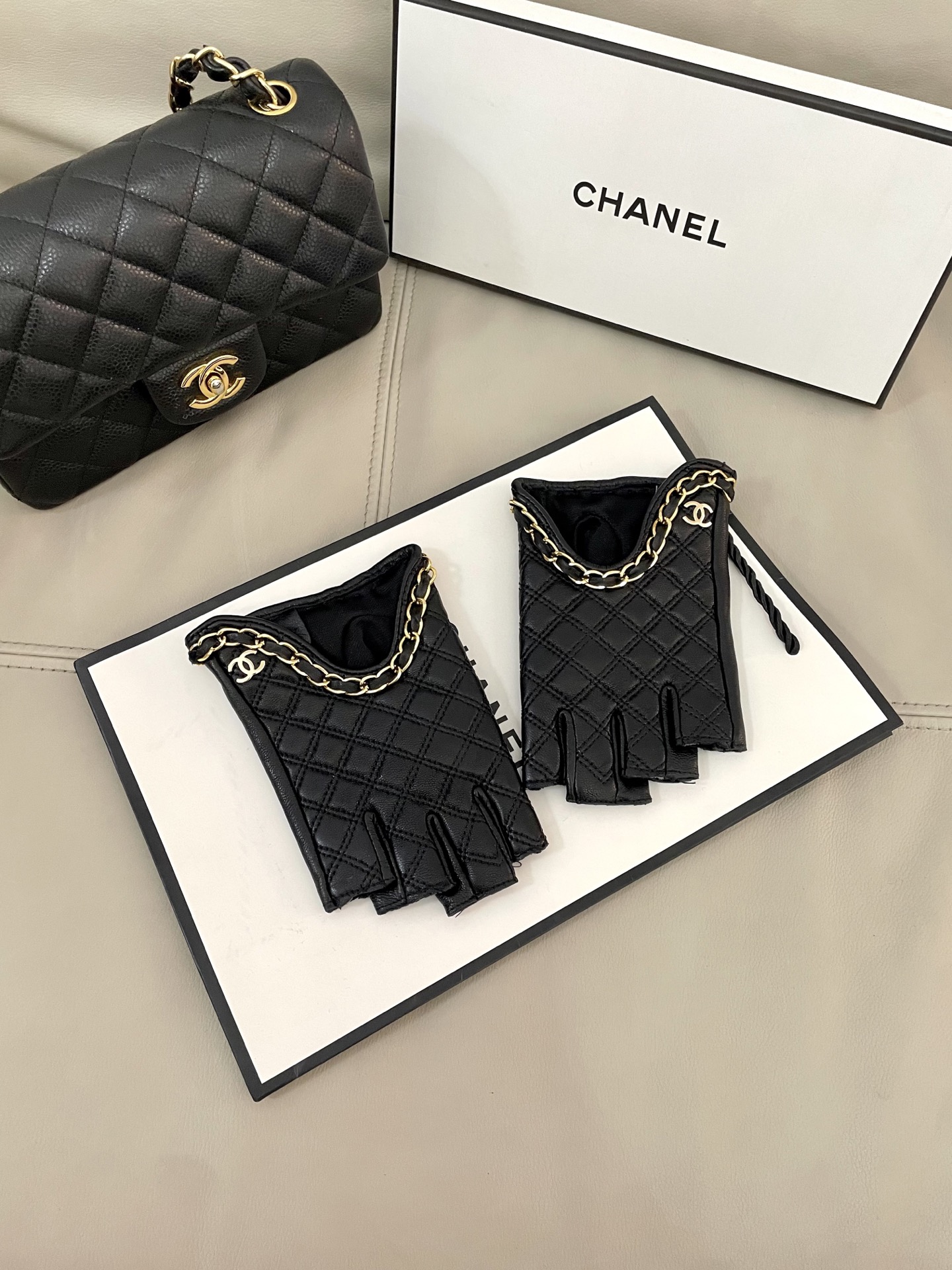 NO:554563,Chanel's new women's half-finger gloves, sheepskin chain, ultra-thin leather, soft and comfortable, special hand shape, superior texture, size, L gloves, gloves, chanel, sheepskin, gloves19860909香奈儿新款女士半指手套 羊皮 链条 皮质超薄柔软舒适 特显手型 质感超群 码数 L手套,手套,chanel,sheepskin,gloves,accessory