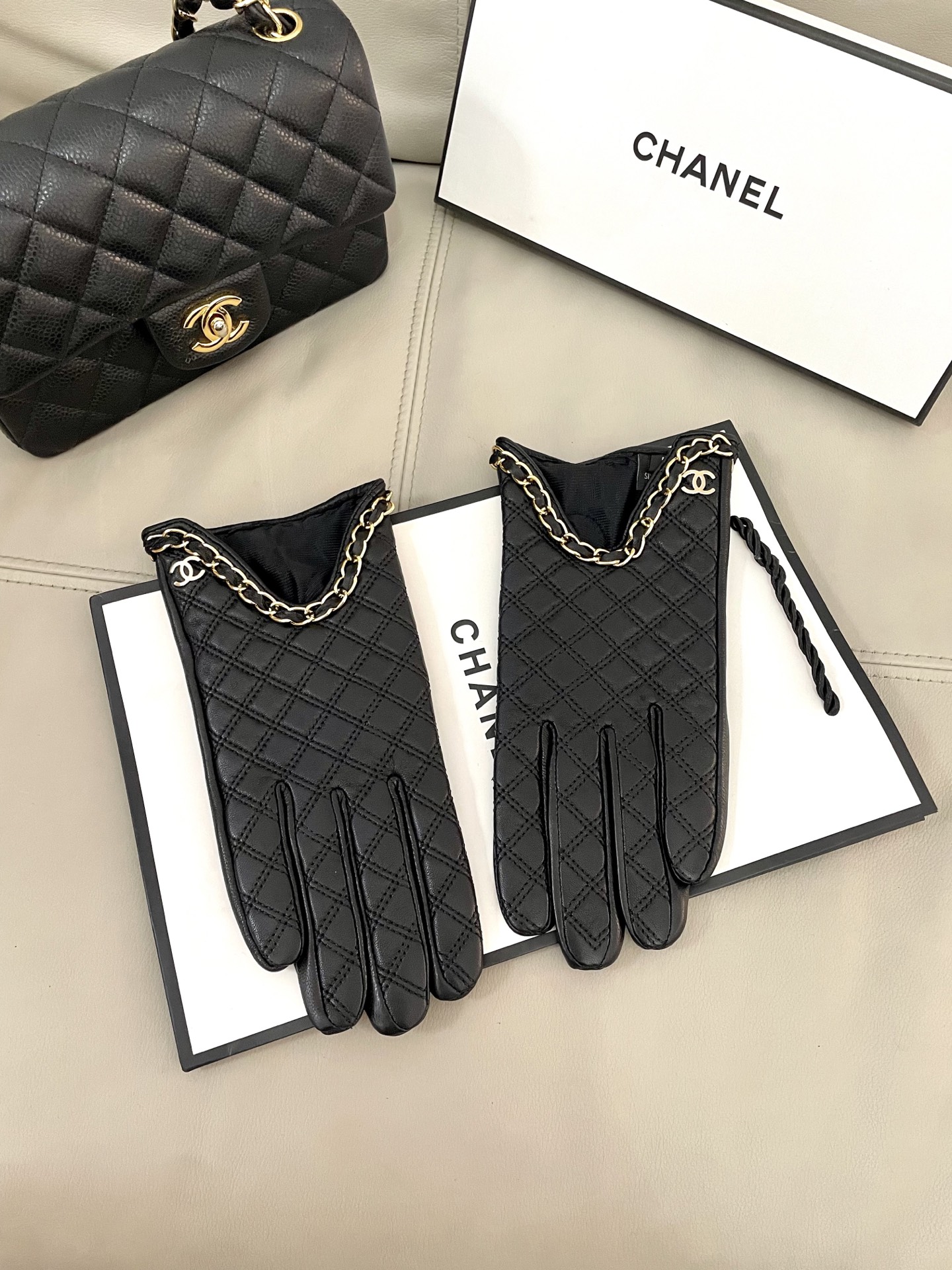 NO:554564,Chanel's new women's gloves, sheepskin chain, ultra-thin leather, soft and comfortable, special hand shape, superior texture, size, L gloves, gloves, chanel, sheepskin, gloves19860909香奈儿新款女士手套 羊皮 链条 皮质超薄柔软舒适 特显手型 质感超群 码数 L手套,手套,chanel,sheepskin,gloves,accessory