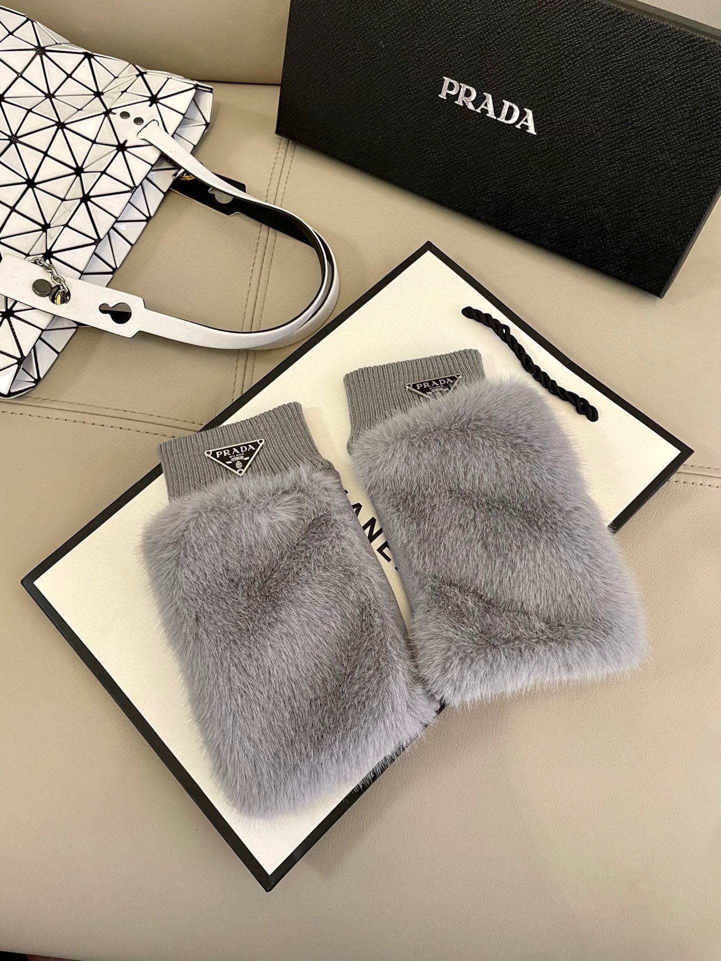 NO:554572,Prada autumn and winter women's gloves wool gloves imitation mink. Beautiful with coats in winter. One size fits all gloves, gloves, prada, gloves19860909普拉达秋冬女手套羊毛手套仿貂绒 冬天搭配大衣美美哒 均码手套,手套,prada,gloves,accessory