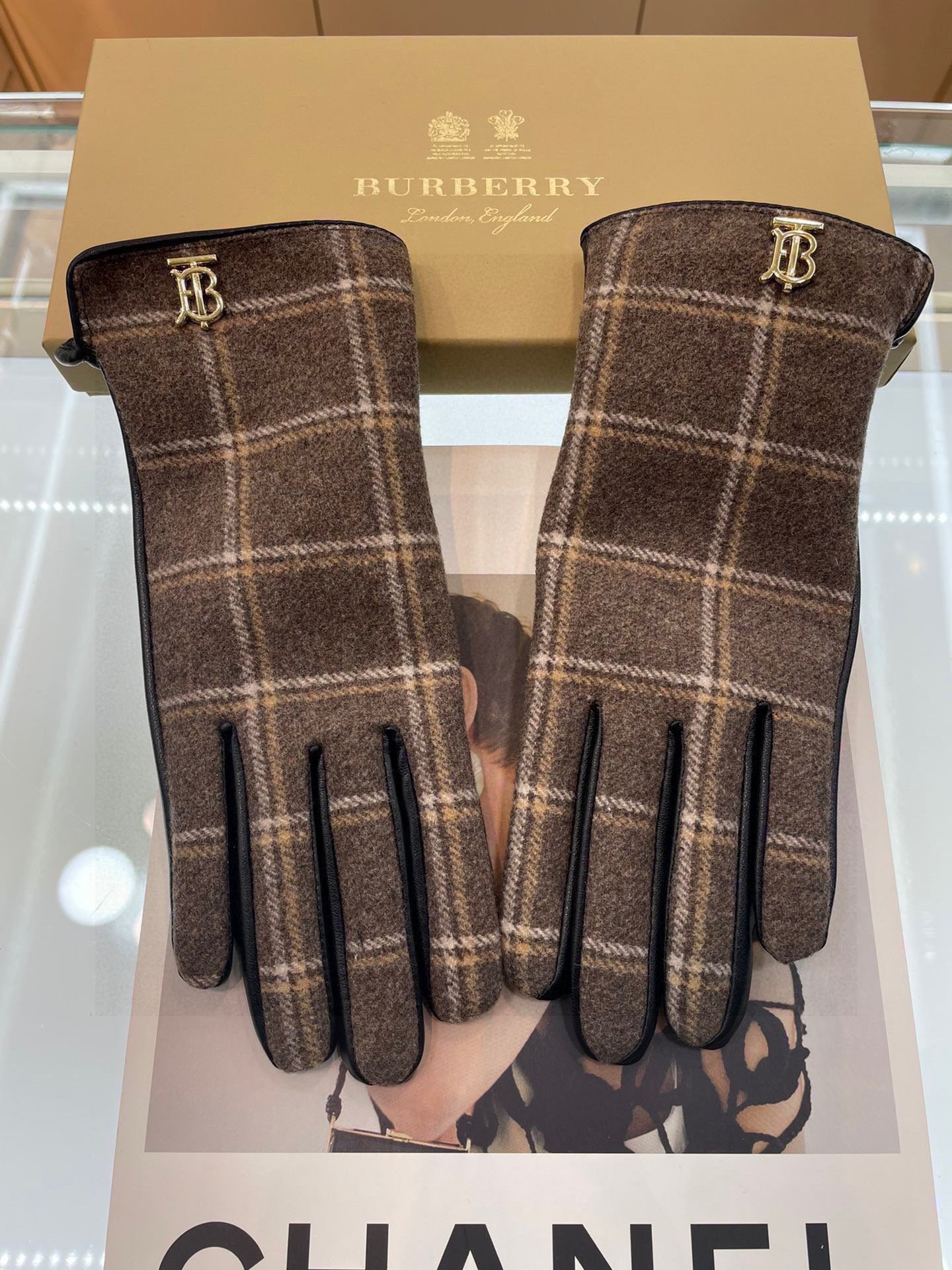 NO:554574,Burberry's new wool and leather gloves are touch-screen and look great with cashmere coats in autumn and winter. Selected high-quality cotton sheepskin is soft and delicate, has particularly good thermal insulation effect, quality assurance, meticulous workmanship, velvet lining, one-size-fits-all gloves, gloves, burberry, sheepskin, gloves19860909巴宝莉新款羊毛配皮手套 可触屏秋冬季搭配羊绒大衣超好看 精选优质棉羊皮柔软细腻 保暖效果特别好品质保证 做工细致 内里绒里 码数均码手套,手套,burberry,sheepskin,gloves,accessory