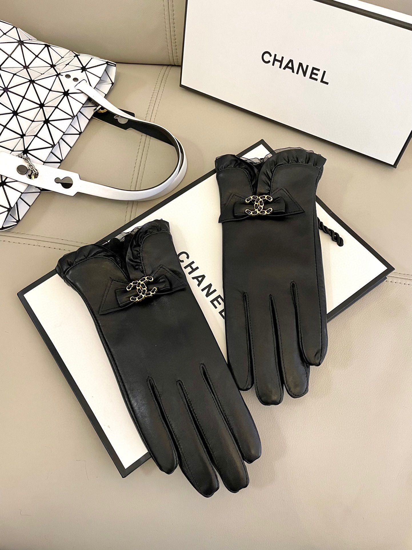 NO:554582,Chanel autumn and winter women's gloves imported sheepskin leather, ultra-thin, soft and comfortable, excellent texture, size ML gloves, gloves, chanel, sheepskin, gloves19860909Chanel秋冬女手套进口羊皮 皮质超薄柔软舒适 质感超群 码数 ML 手套,手套,chanel,sheepskin,gloves,accessory